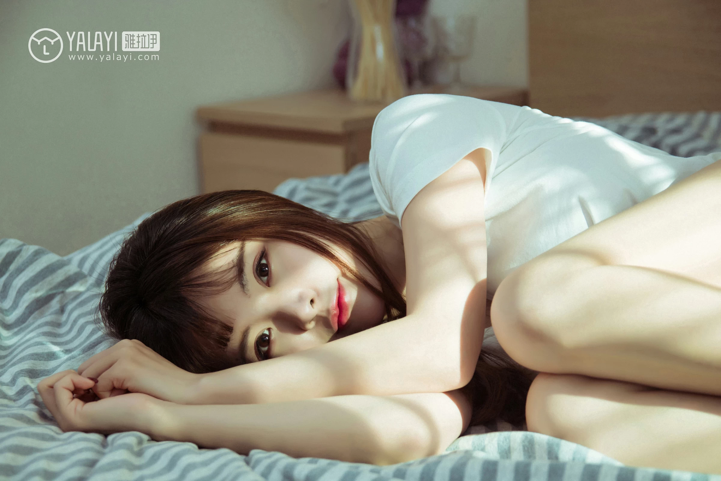 [YALAYI雅拉伊]NO.036 小美好 阳阳 白色衬衫与短袖加白色短裤性感私房写真集第4张