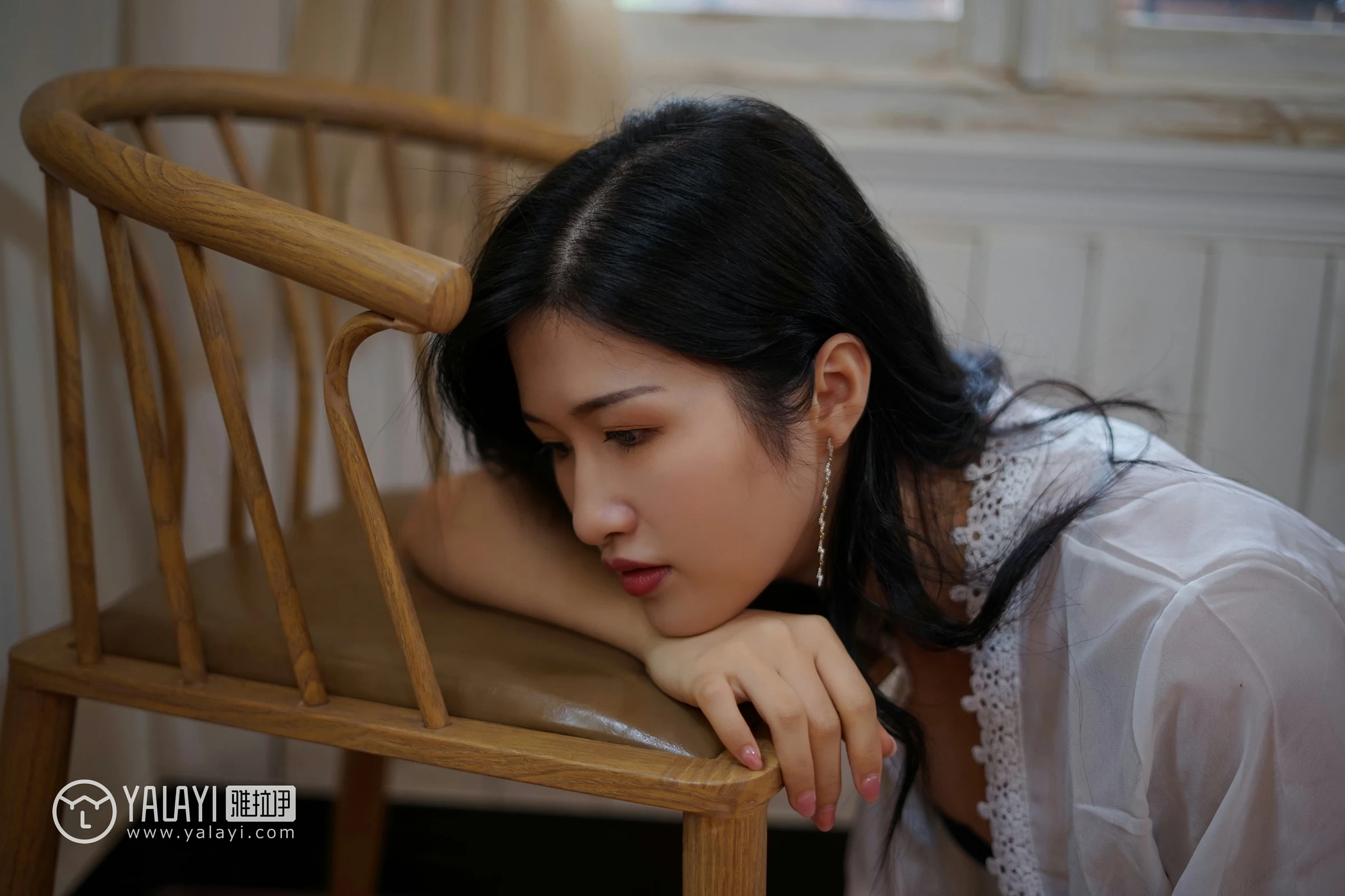 [YALAYI雅拉伊]NO.038 无声演奏 塔塔 白色吊带连衣裙与透视蕾丝睡衣加黑色内衣性感私房写真集第10张