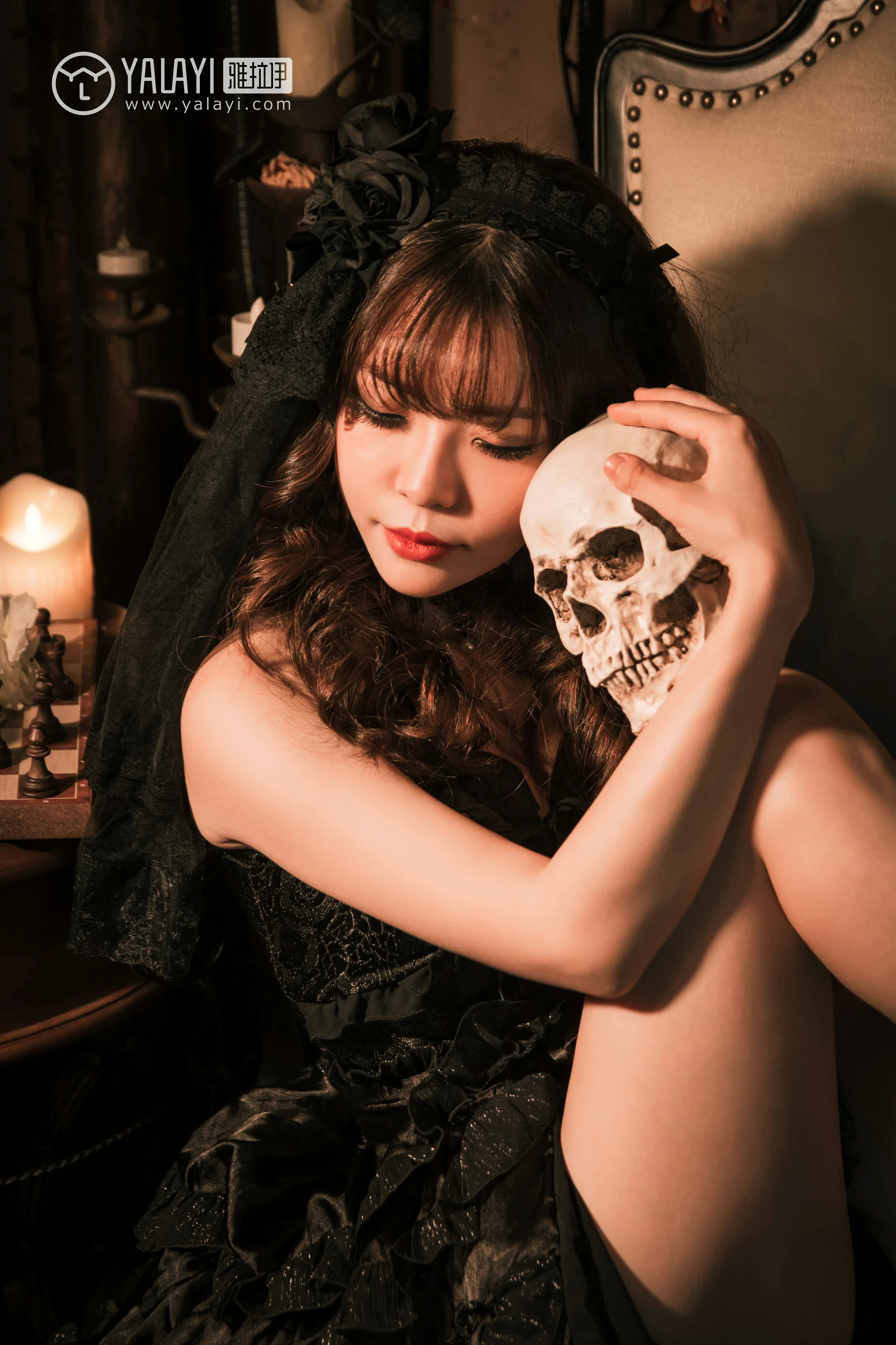 [YALAYI雅拉伊]NO.046 洛丽塔 阳阳 黑色抹胸塑身连衣裙性感私房写真集第2张