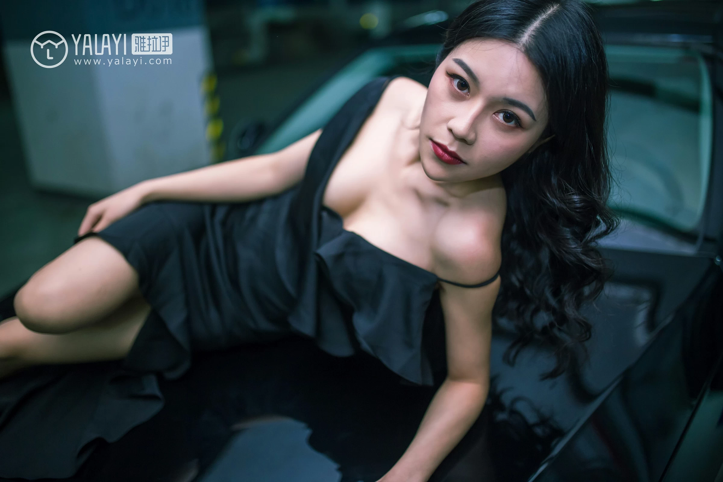 [YALAYI雅拉伊]NO.050 如野 莉莉 黑色外套加吊带连身礼裙性感私房写真集第6张