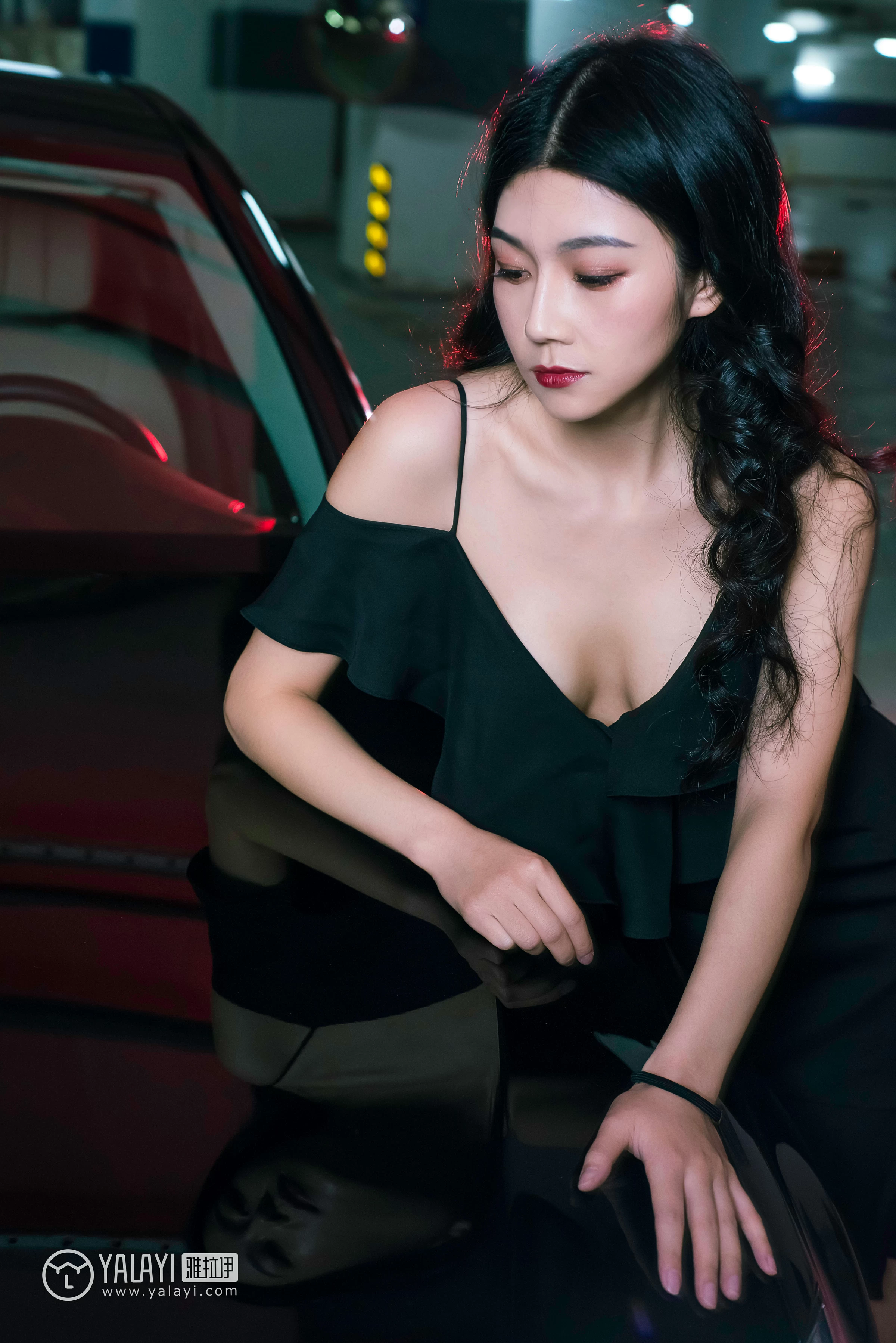 [YALAYI雅拉伊]NO.050 如野 莉莉 黑色外套加吊带连身礼裙性感私房写真集第3张