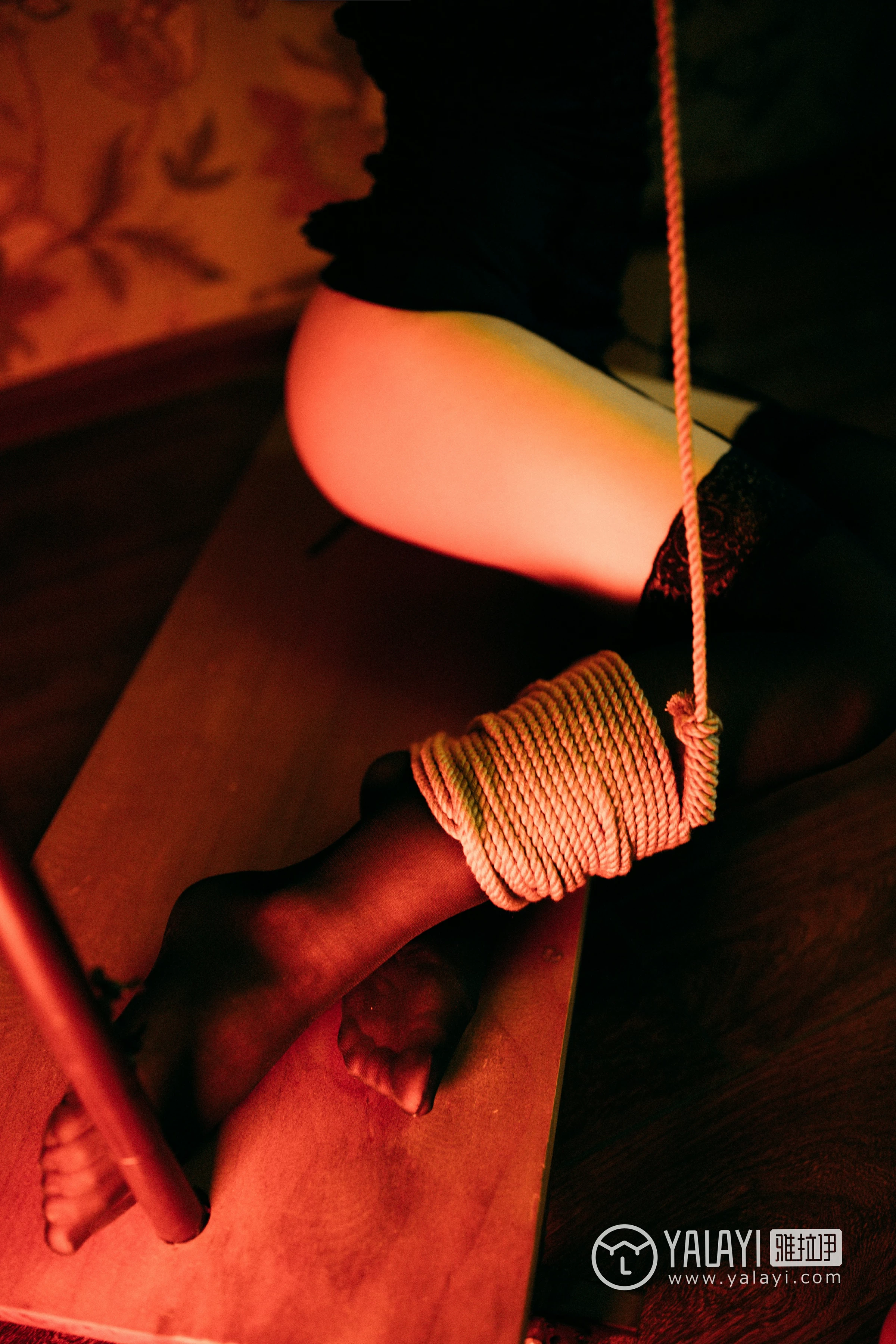 [YALAYI雅拉伊]NO.052 被遗忘的房间 李颖惠惠 黑色塑身内衣加黑色丝袜美腿性感私房写真集第15张