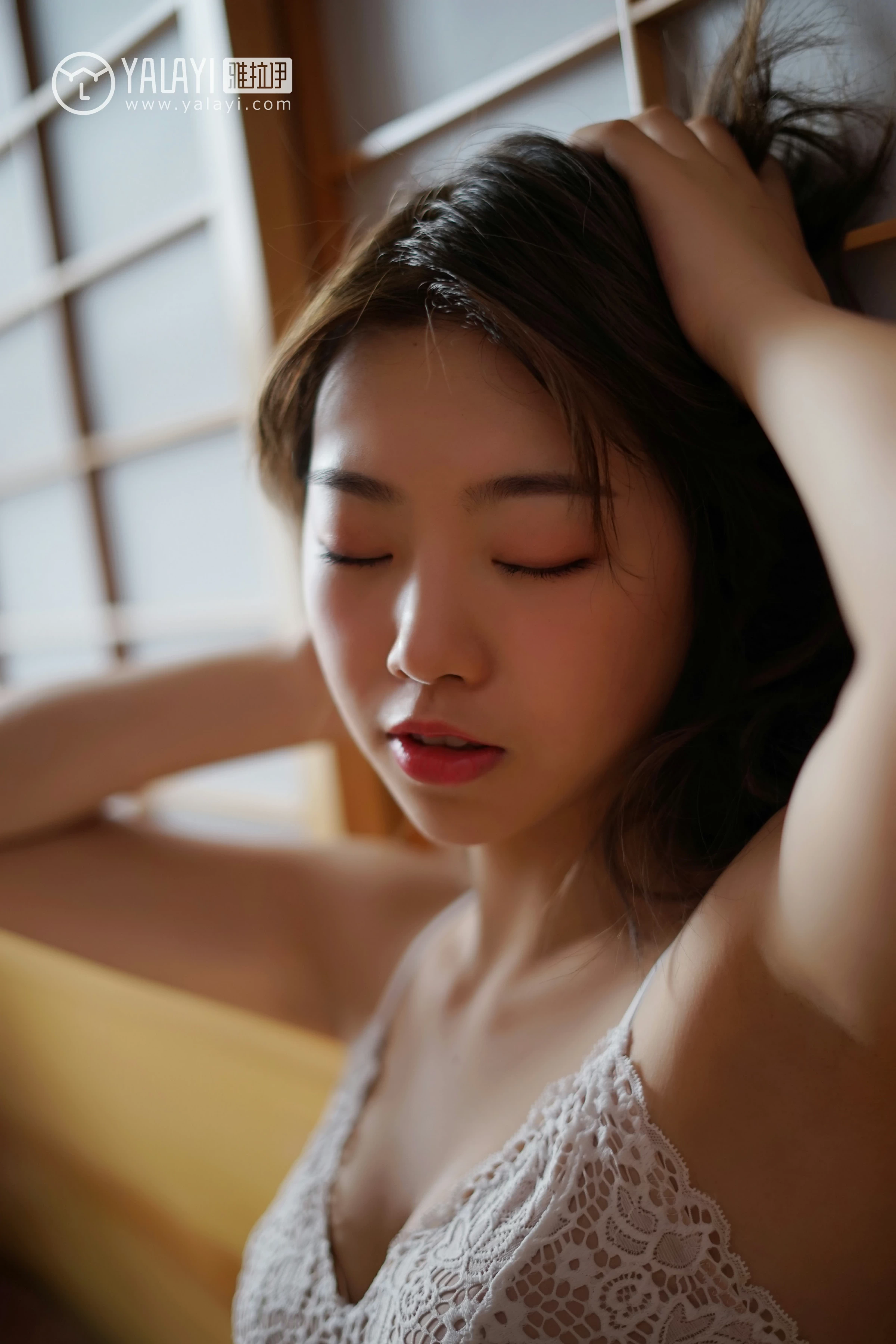 [YALAYI雅拉伊]NO.053 要有光 严冰冰 黑色透视睡衣加白色情趣镂空内衣性感私房写真集第4张