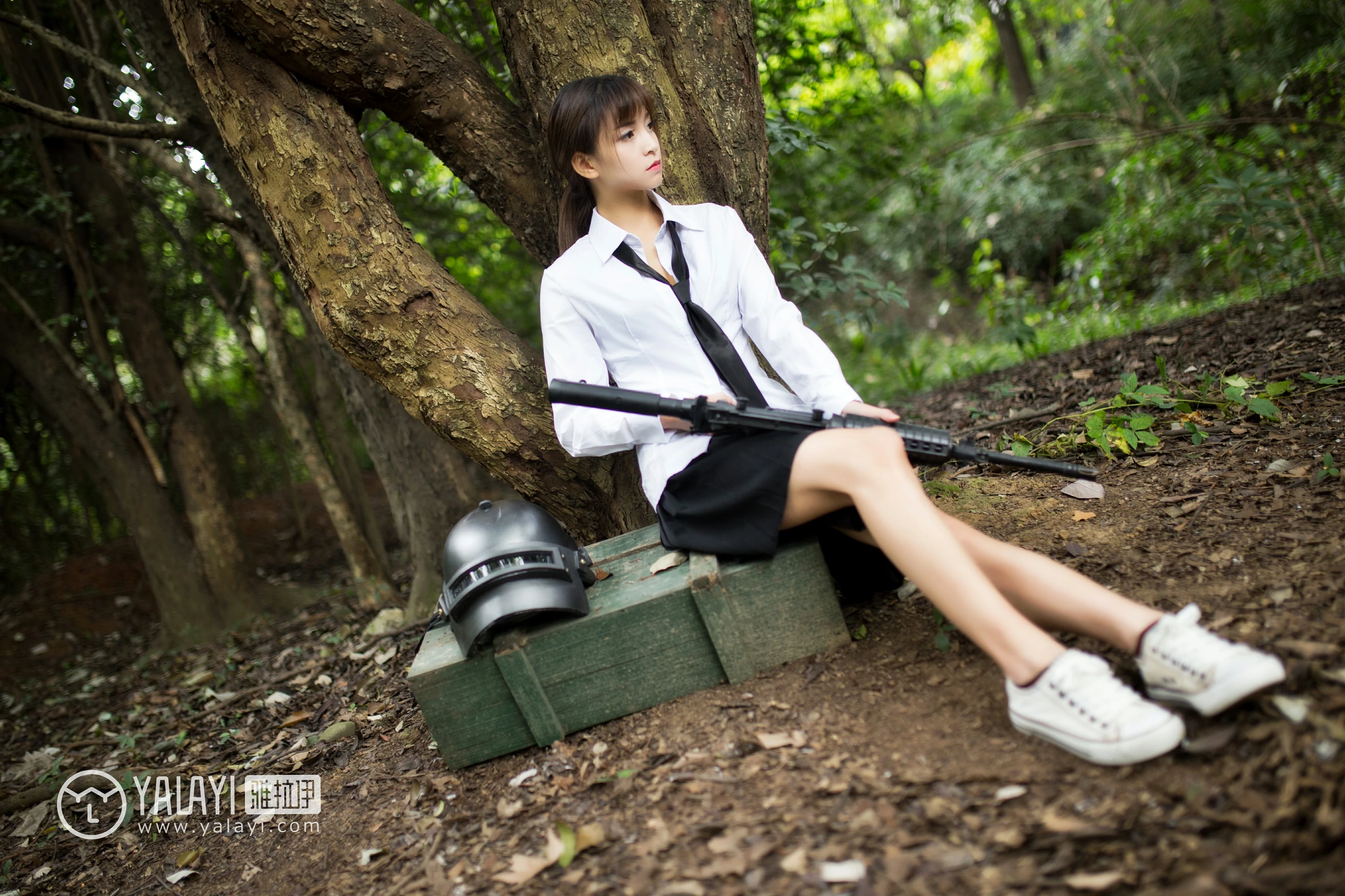 [YALAYI雅拉伊]NO.054 吃鸡少女 蘑菇 黑色内衣与黑色短裙加黑色丝袜美腿性感私房写真集第2张