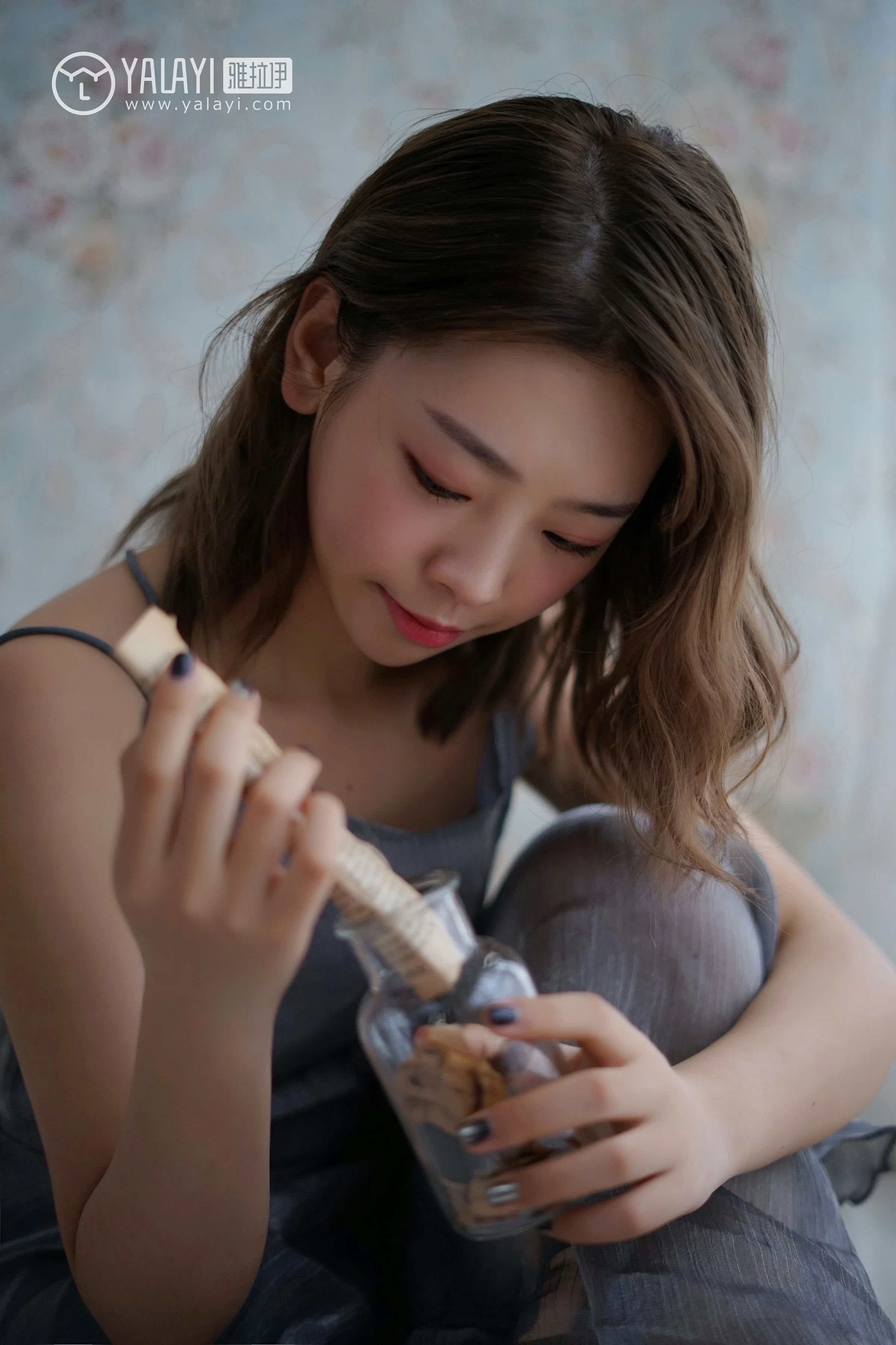 [YALAYI雅拉伊]NO.057 信 严冰冰 黑色蕾丝背心加短裤与吊带连衣裙性感私房写真集第3张