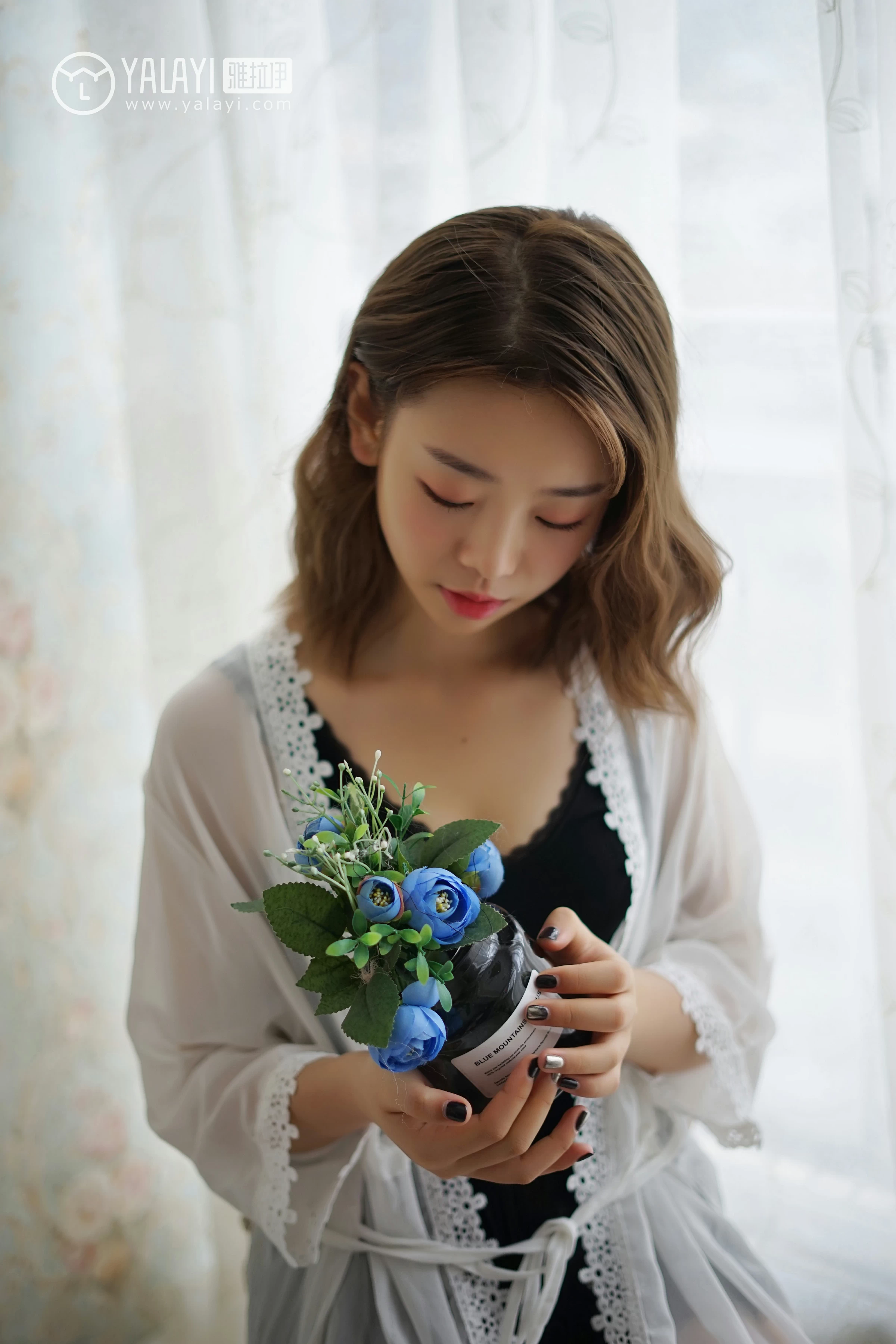 [YALAYI雅拉伊]NO.057 信 严冰冰 黑色蕾丝背心加短裤与吊带连衣裙性感私房写真集第9张