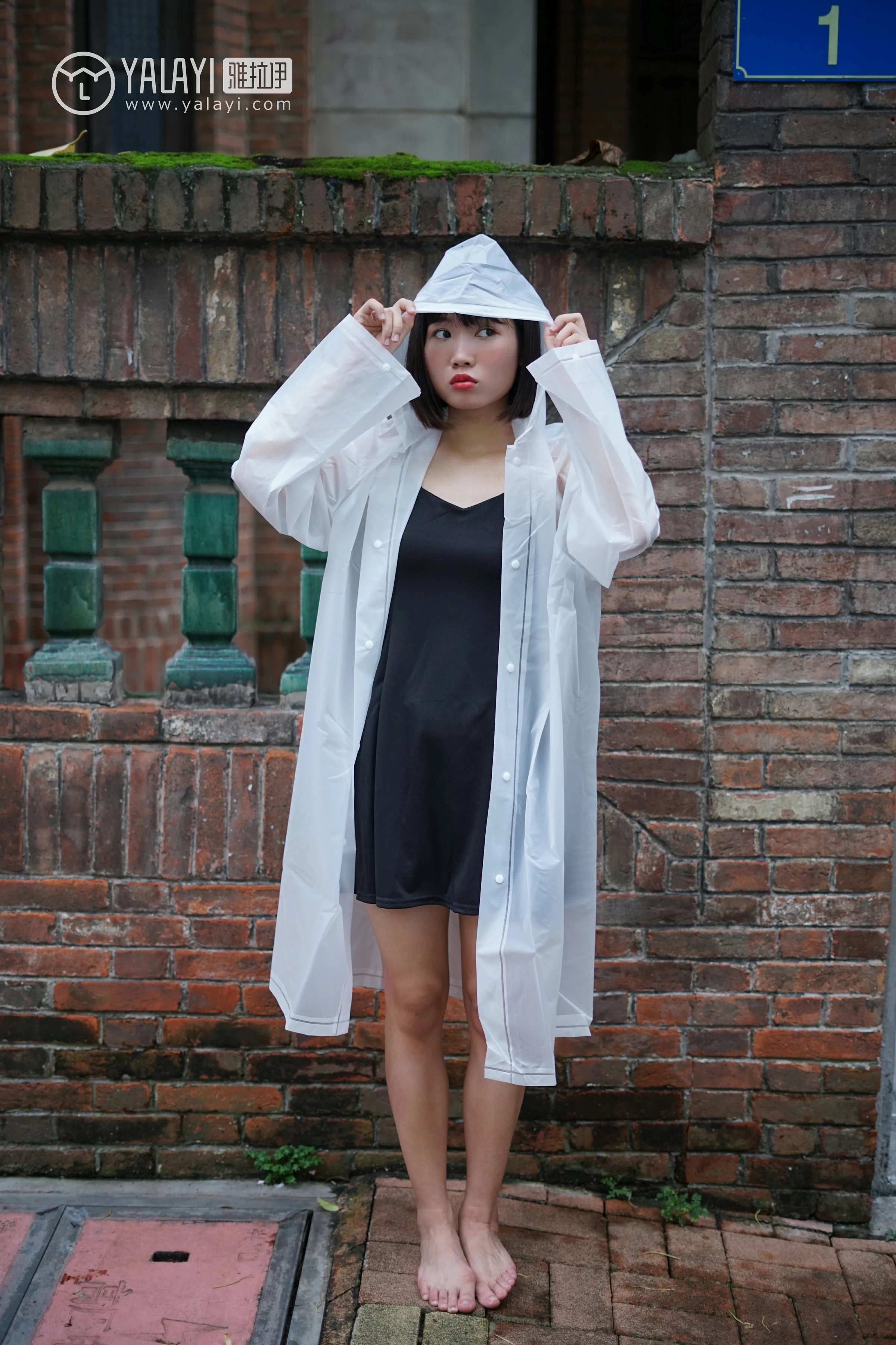[YALAYI雅拉伊]NO.081 雨后晴空 公主小兔子 黑色吊带连衣裙与白色背心加短裤性感私房写真集第3张