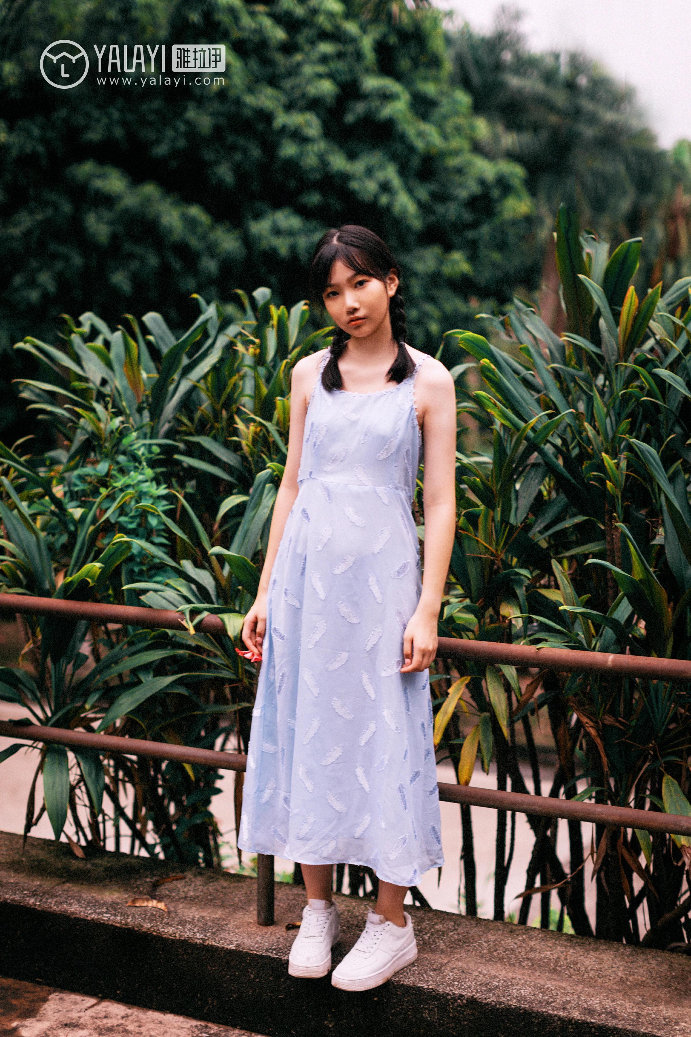 [YALAYI雅拉伊]NO.082 绿喜青花 Doubleyu 淡蓝色吊带连衣裙清纯可爱私房写真集第7张