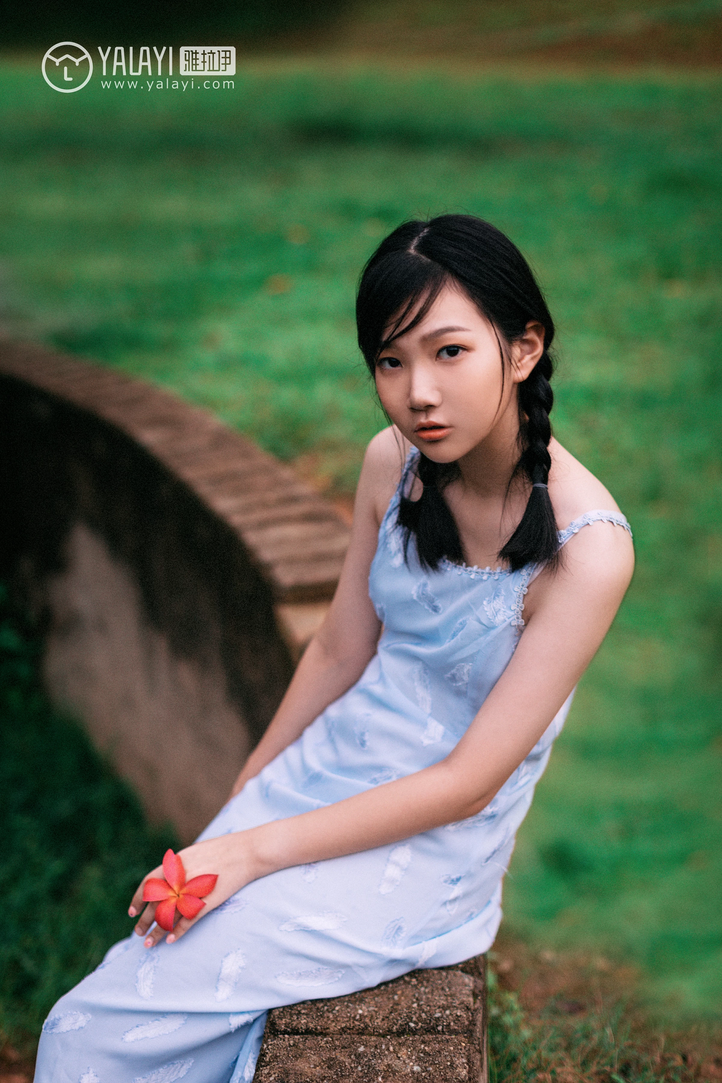 [YALAYI雅拉伊]NO.082 绿喜青花 Doubleyu 淡蓝色吊带连衣裙清纯可爱私房写真集第7张