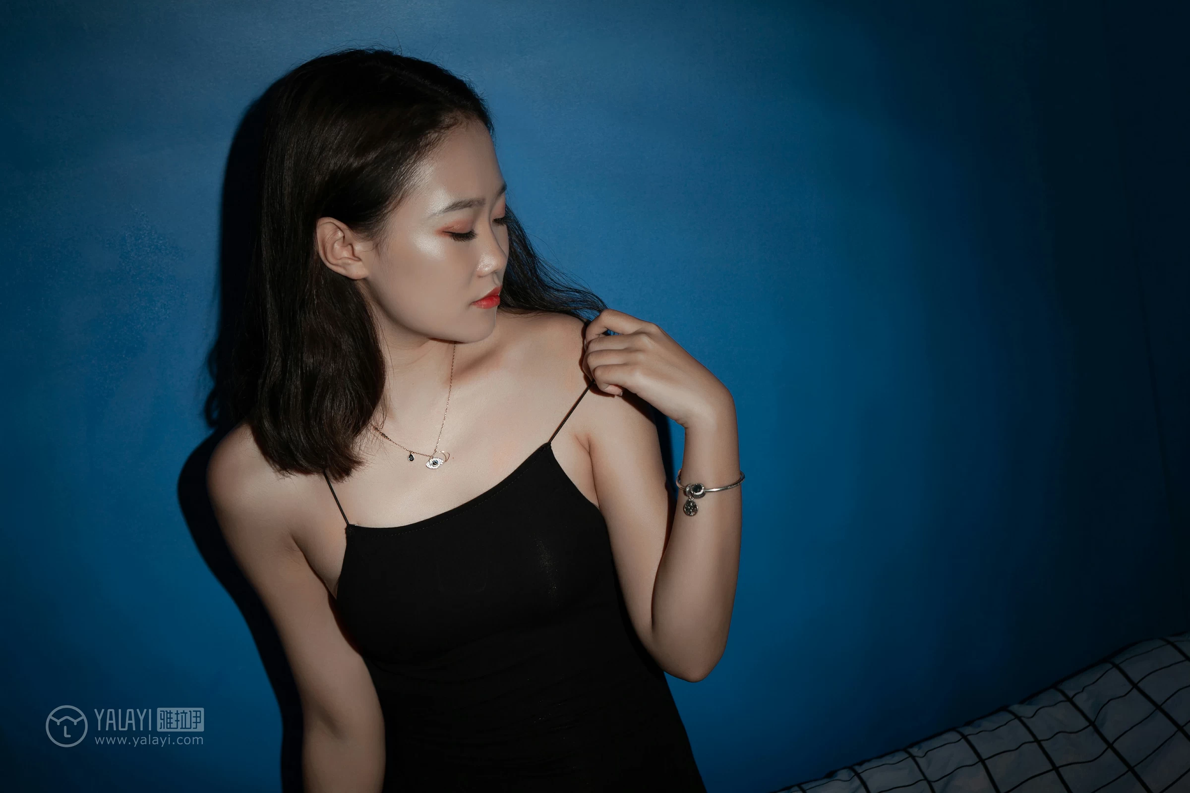 [YALAYI雅拉伊]NO.100 暗房 李晗 黑色吊带连体比基尼泳装性感私房写真集第9张