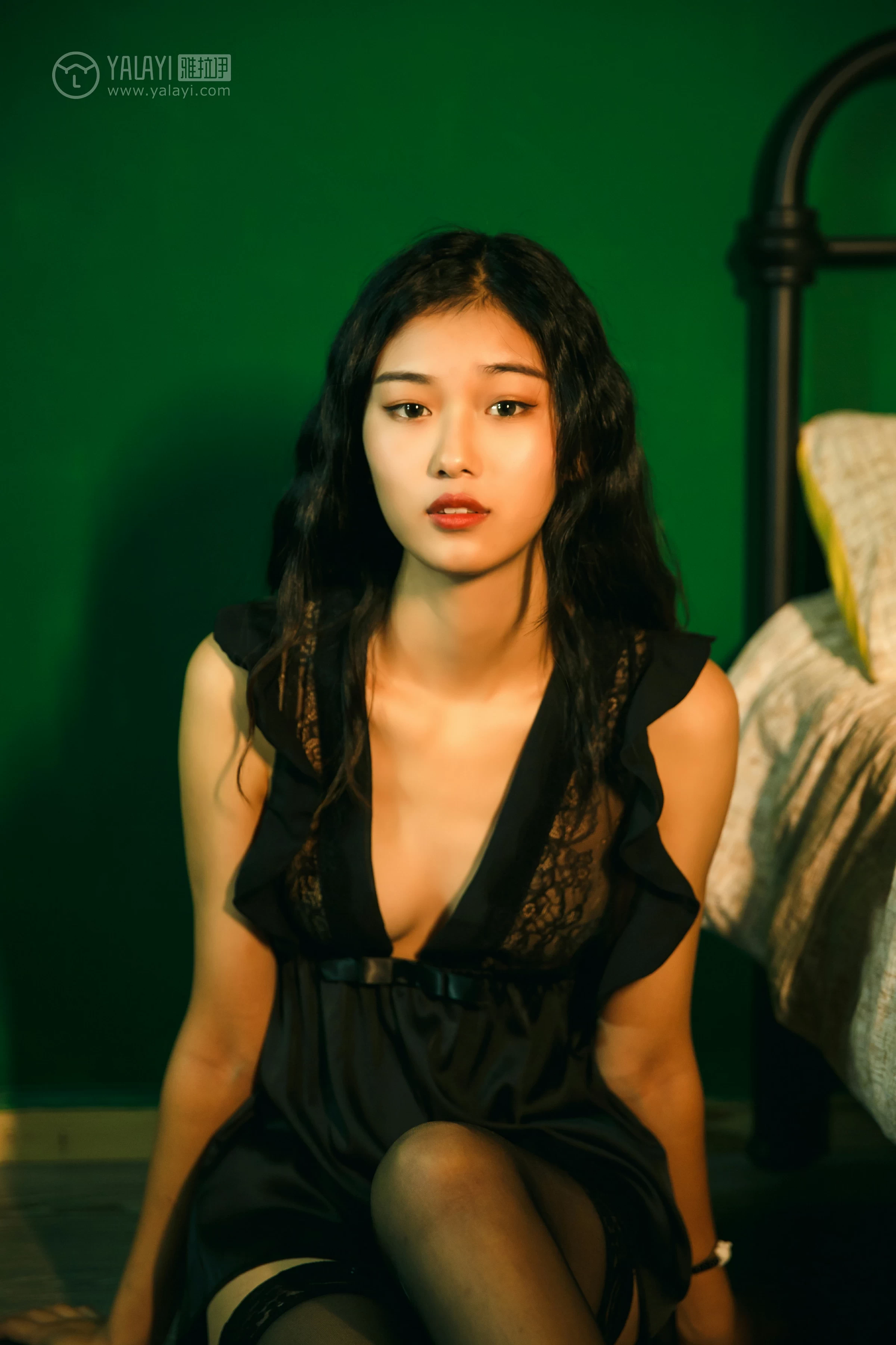 [YALAYI雅拉伊]NO.112 森系私房 和风 黑色睡衣裙与透视内衣加黑色丝袜美腿性感私房写真集第2张