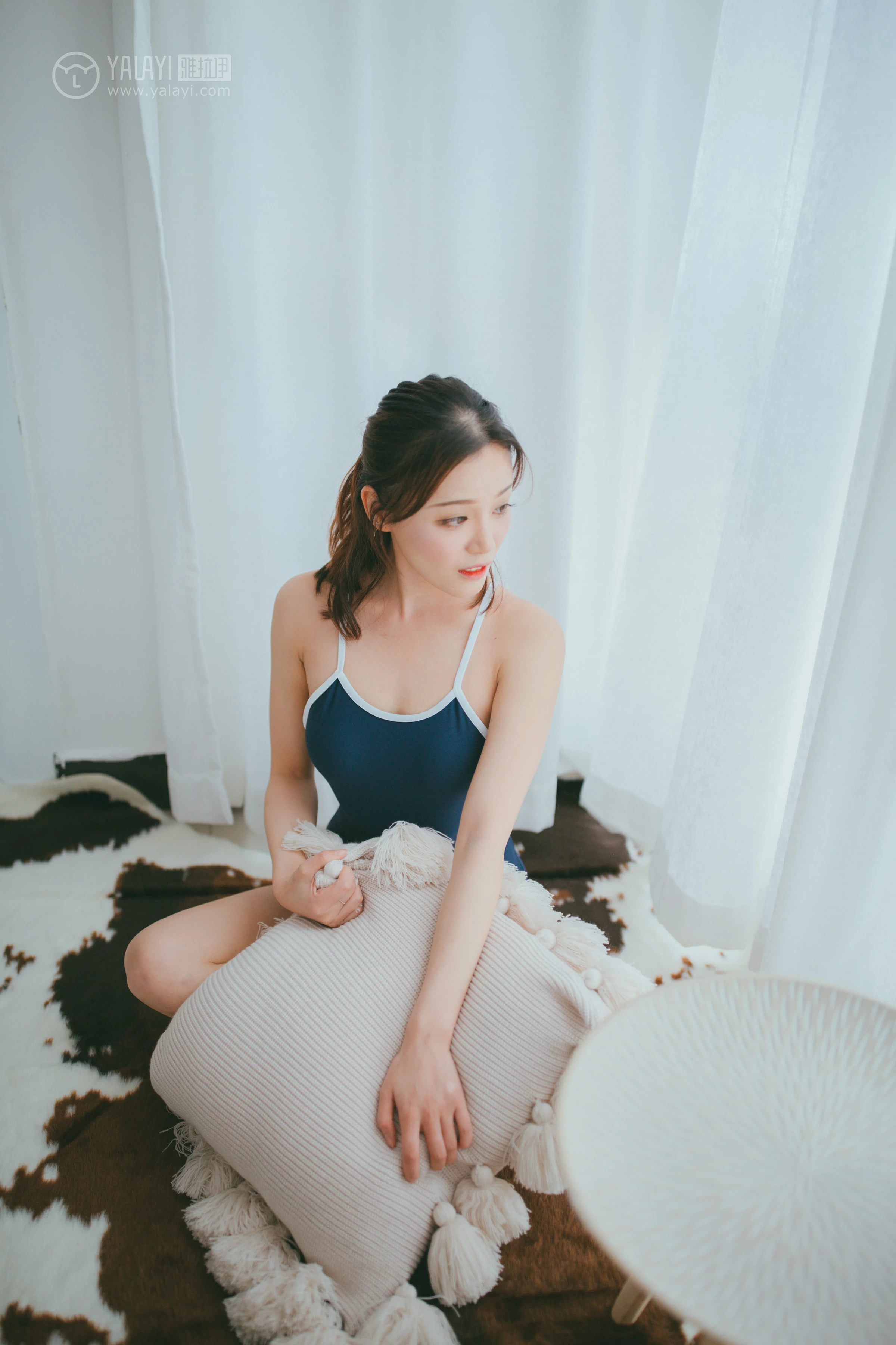 [YALAYI雅拉伊]NO.119 糖味 牵着猫的妹子 蓝色运动内衣加白色比基尼泳装性感私房写真集第2张