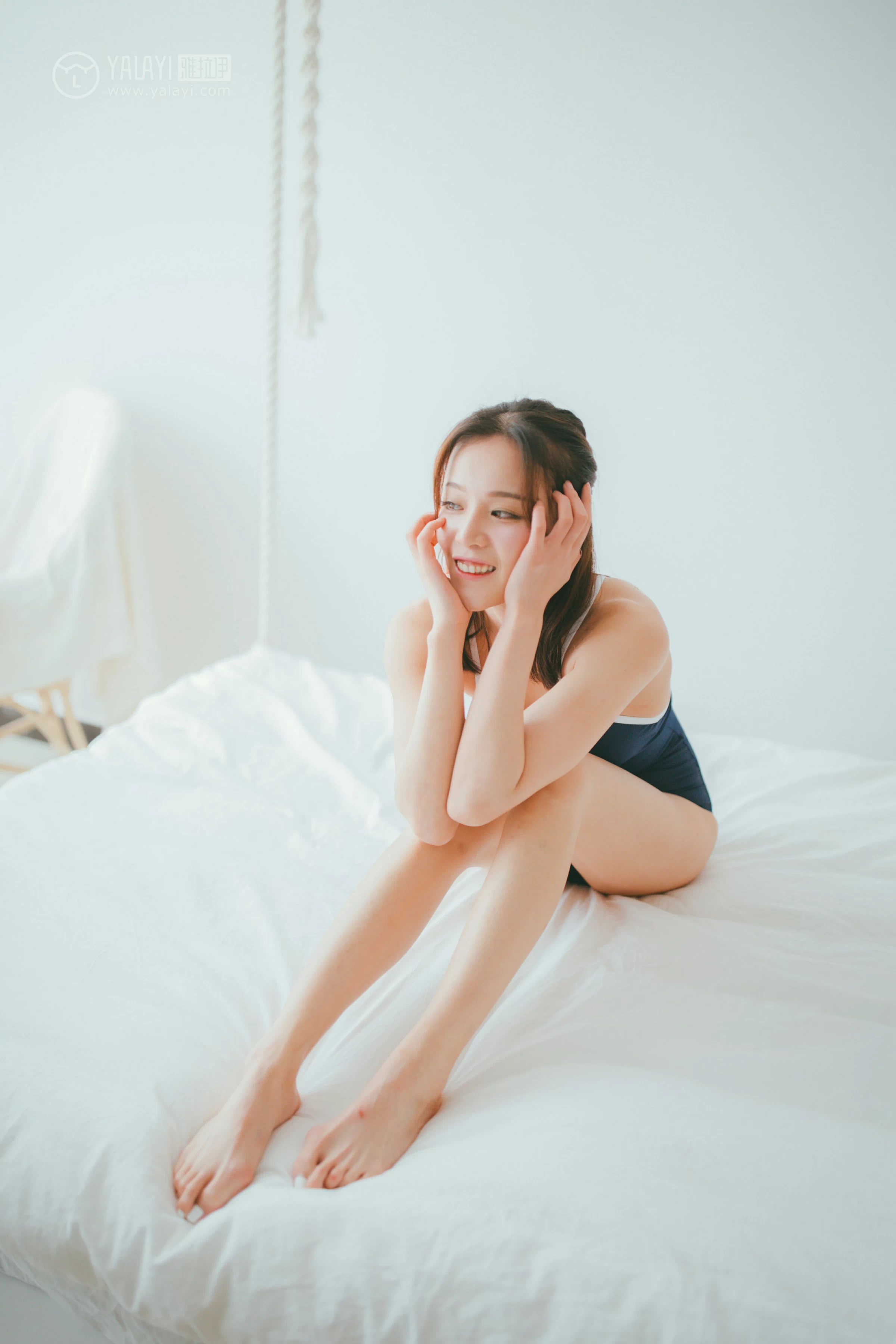 [YALAYI雅拉伊]NO.119 糖味 牵着猫的妹子 蓝色运动内衣加白色比基尼泳装性感私房写真集第3张