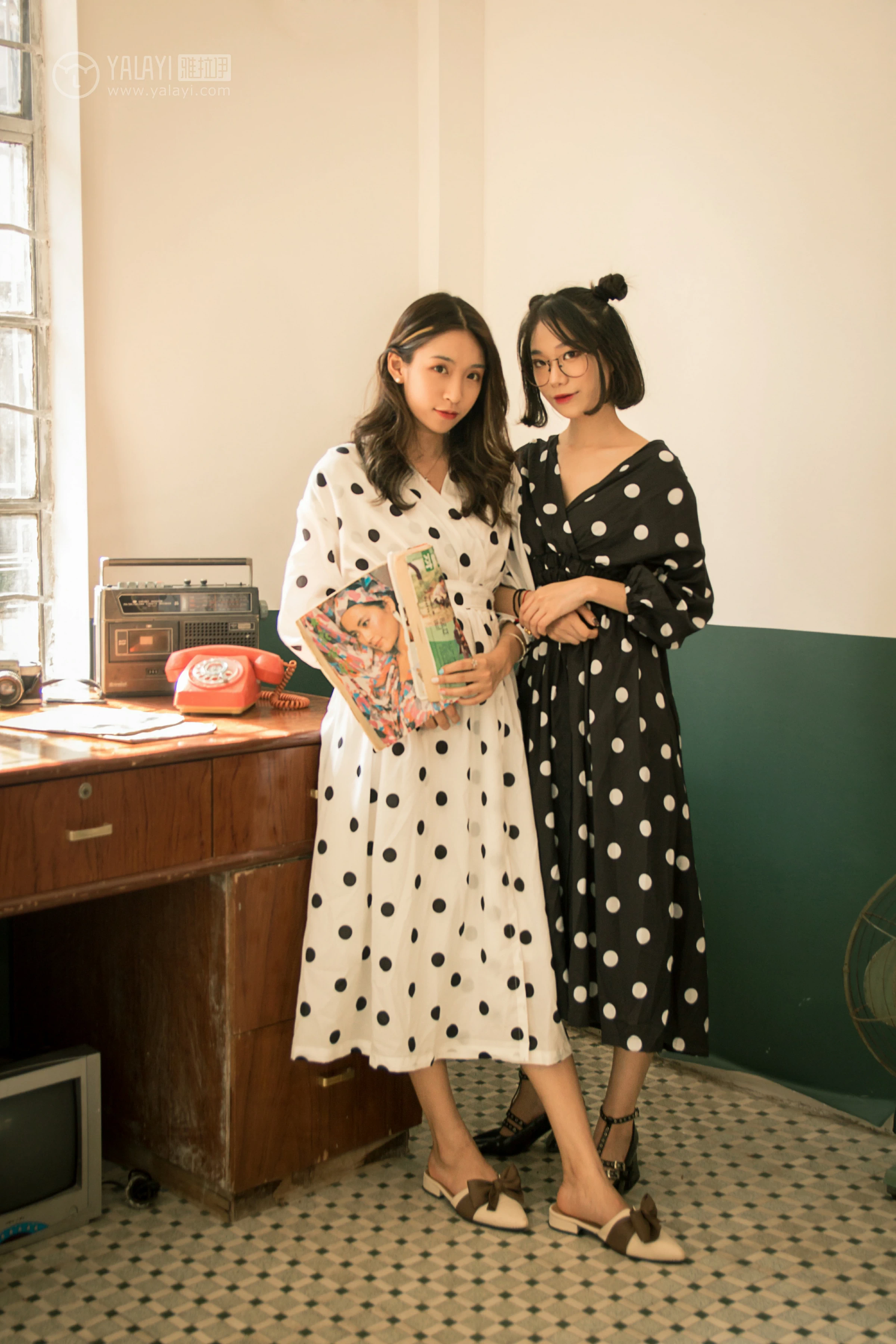 [YALAYI雅拉伊]NO.114 双面伊人 琳琳 琛琛 居家睡衣性感私房写真集第4张
