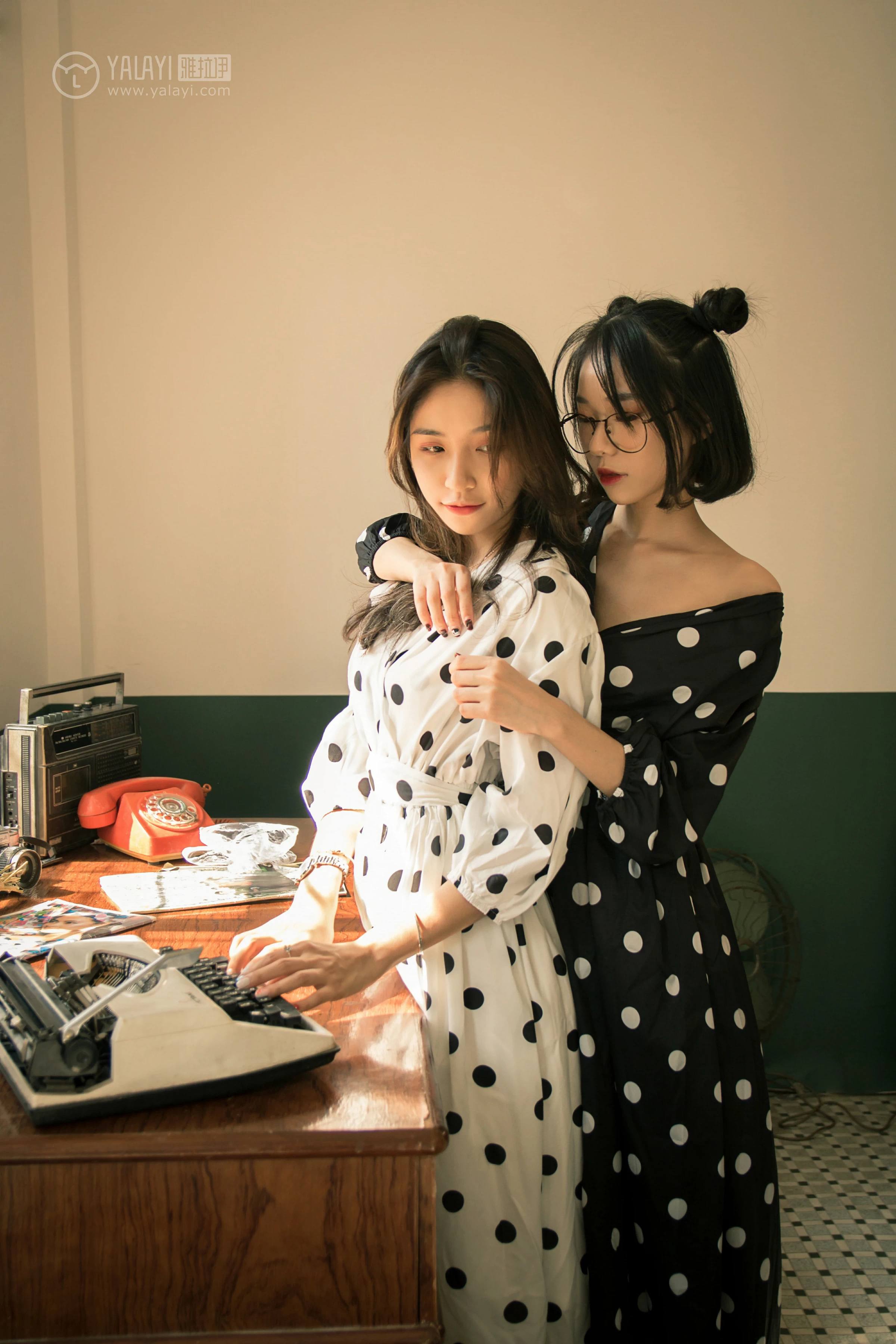 [YALAYI雅拉伊]NO.114 双面伊人 琳琳 琛琛 居家睡衣性感私房写真集第5张