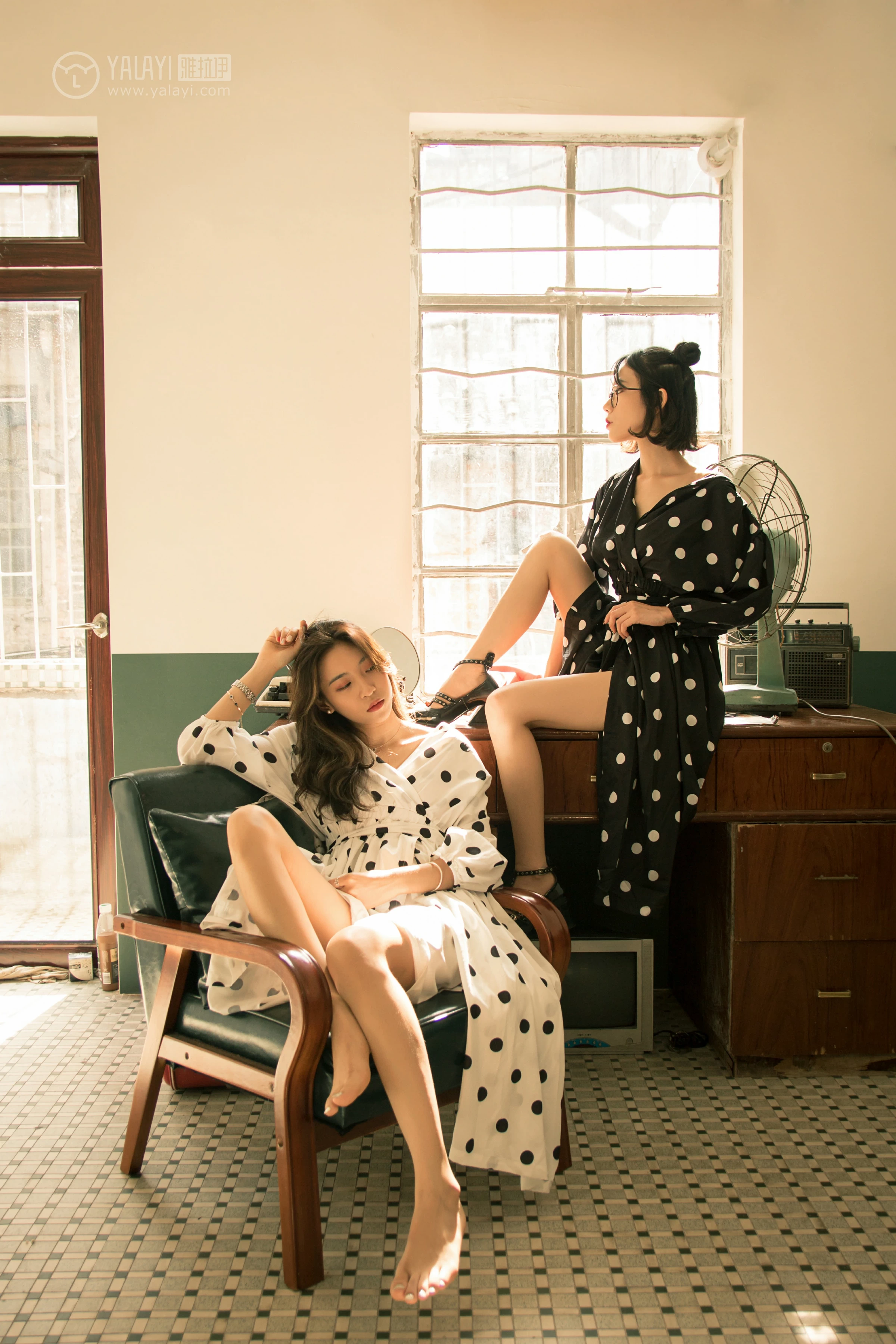 [YALAYI雅拉伊]NO.114 双面伊人 琳琳 琛琛 居家睡衣性感私房写真集第9张
