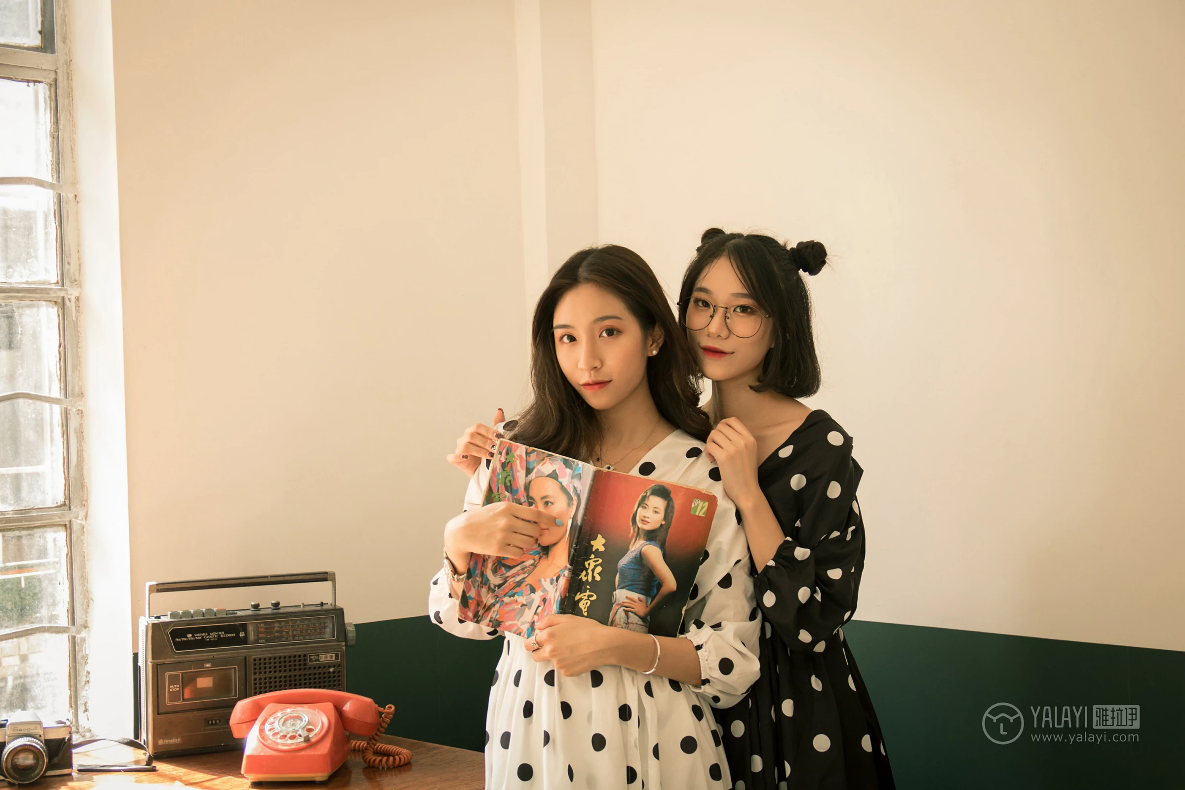 [YALAYI雅拉伊]NO.114 双面伊人 琳琳 琛琛 居家睡衣性感私房写真集第14张