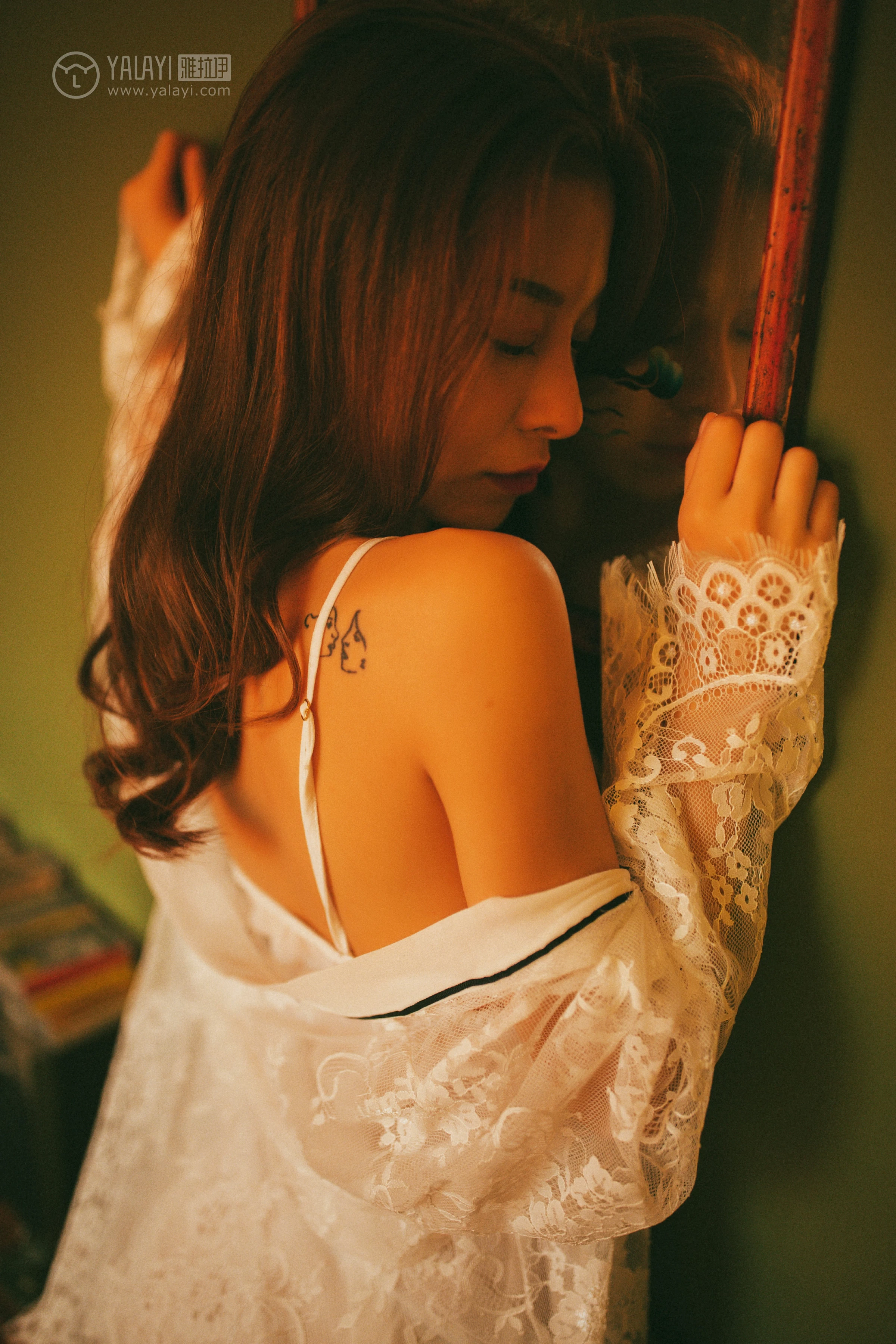 [YALAYI雅拉伊]NO.116 我在等你 倩微微 透视镂空睡衣加白色蕾丝情趣内衣性感私房写真集第6张