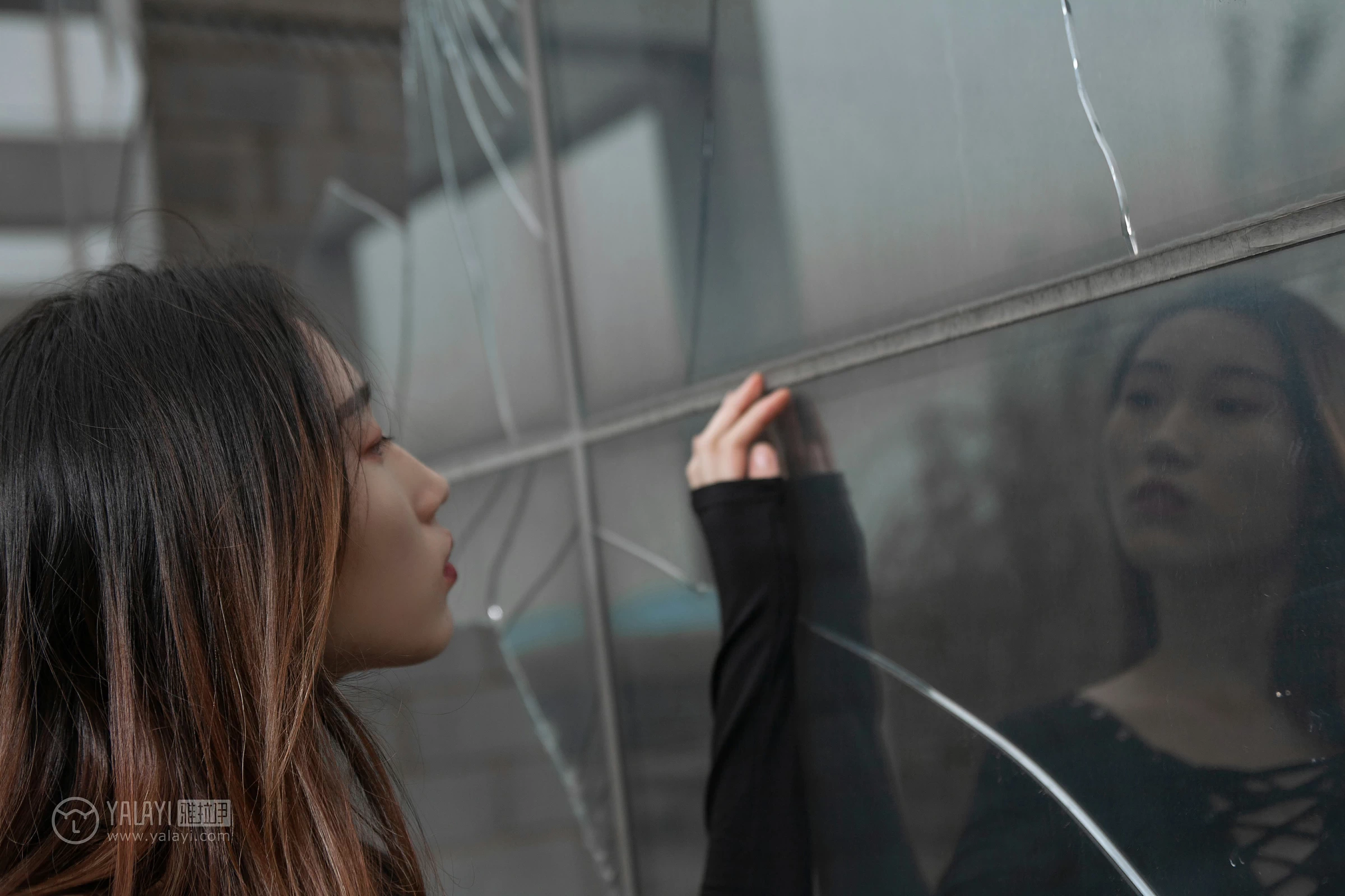[YALAYI雅拉伊]NO.122 黑色禁地 熏儿 黑色紧身连体衣性感私房写真集第5张