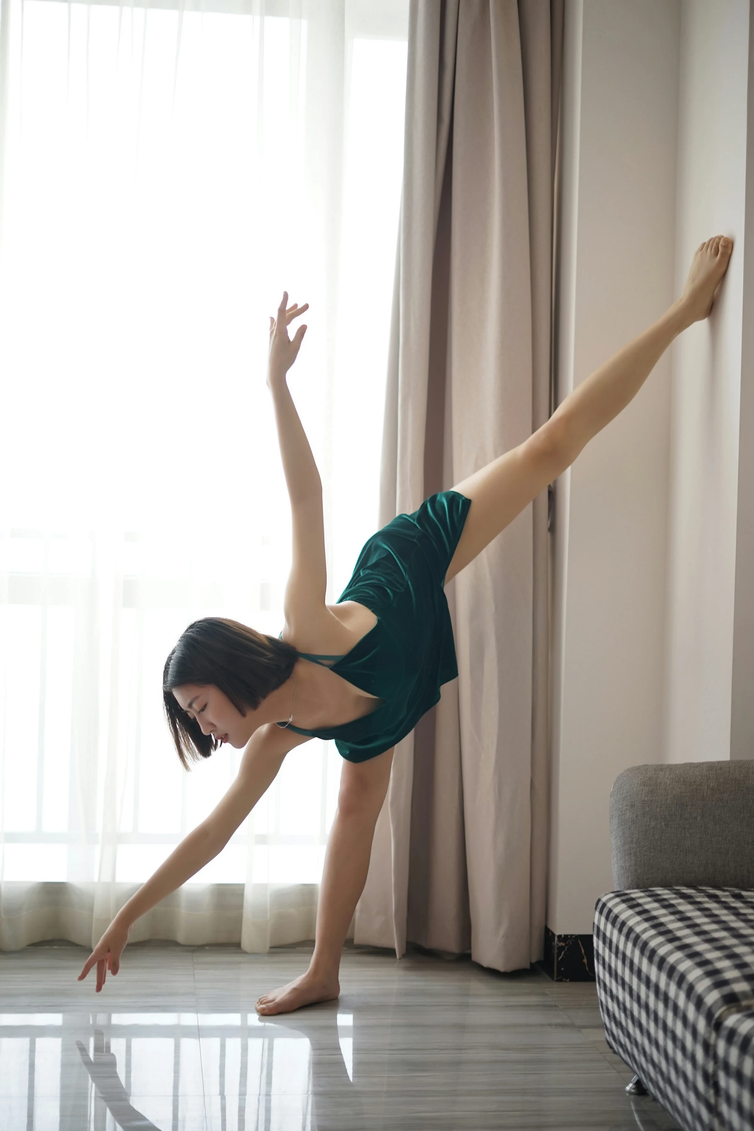 [YALAYI雅拉伊]NO.126 舞寂 肖萧 吊带睡衣加蕾丝内衣性感私房写真集第4张