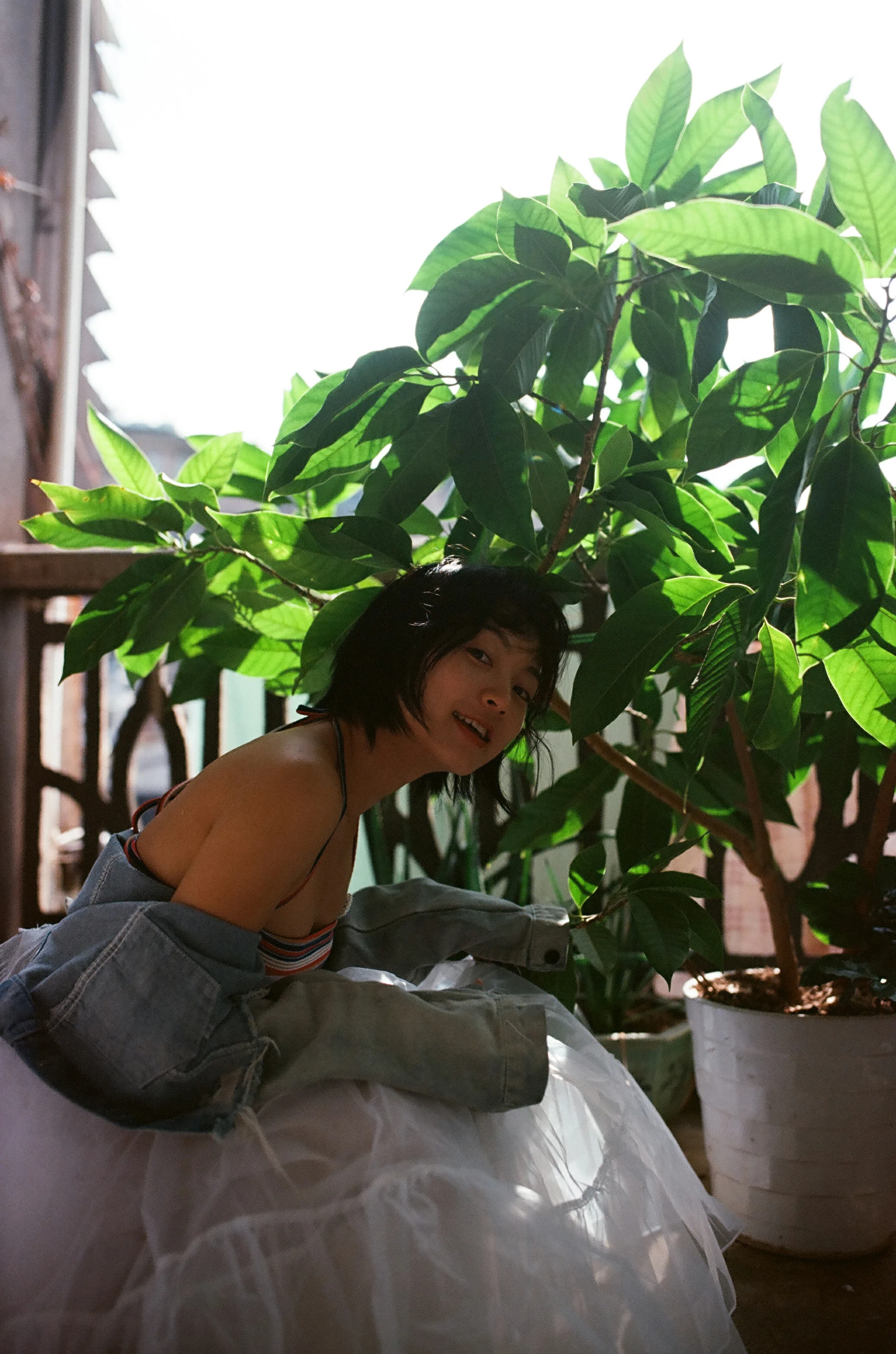 [YALAYI雅拉伊]NO.131 游街 米粒米粒 彩色背心与牛仔外套加白色透视裙私房写真集第4张