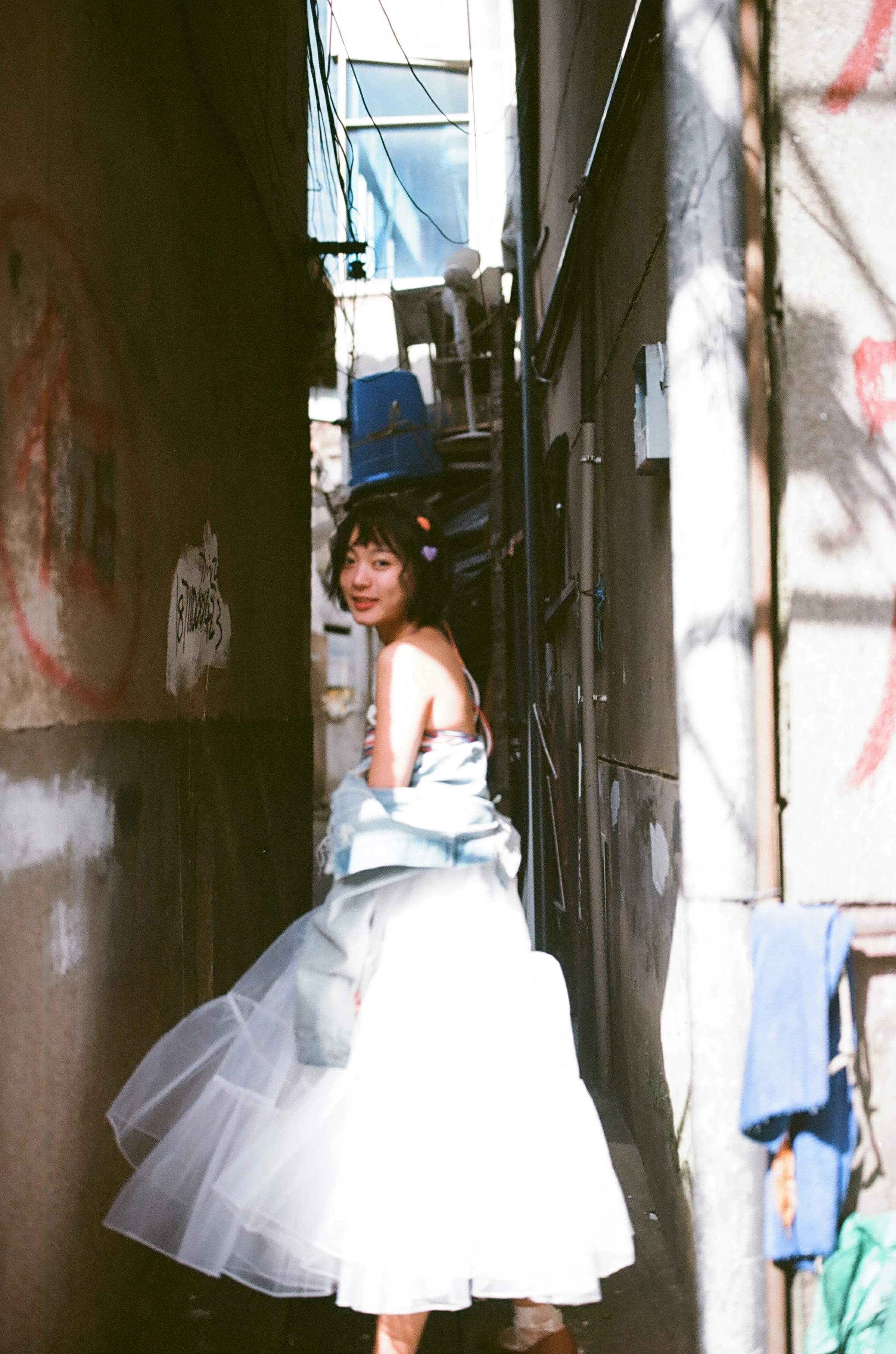 [YALAYI雅拉伊]NO.131 游街 米粒米粒 彩色背心与牛仔外套加白色透视裙私房写真集第10张