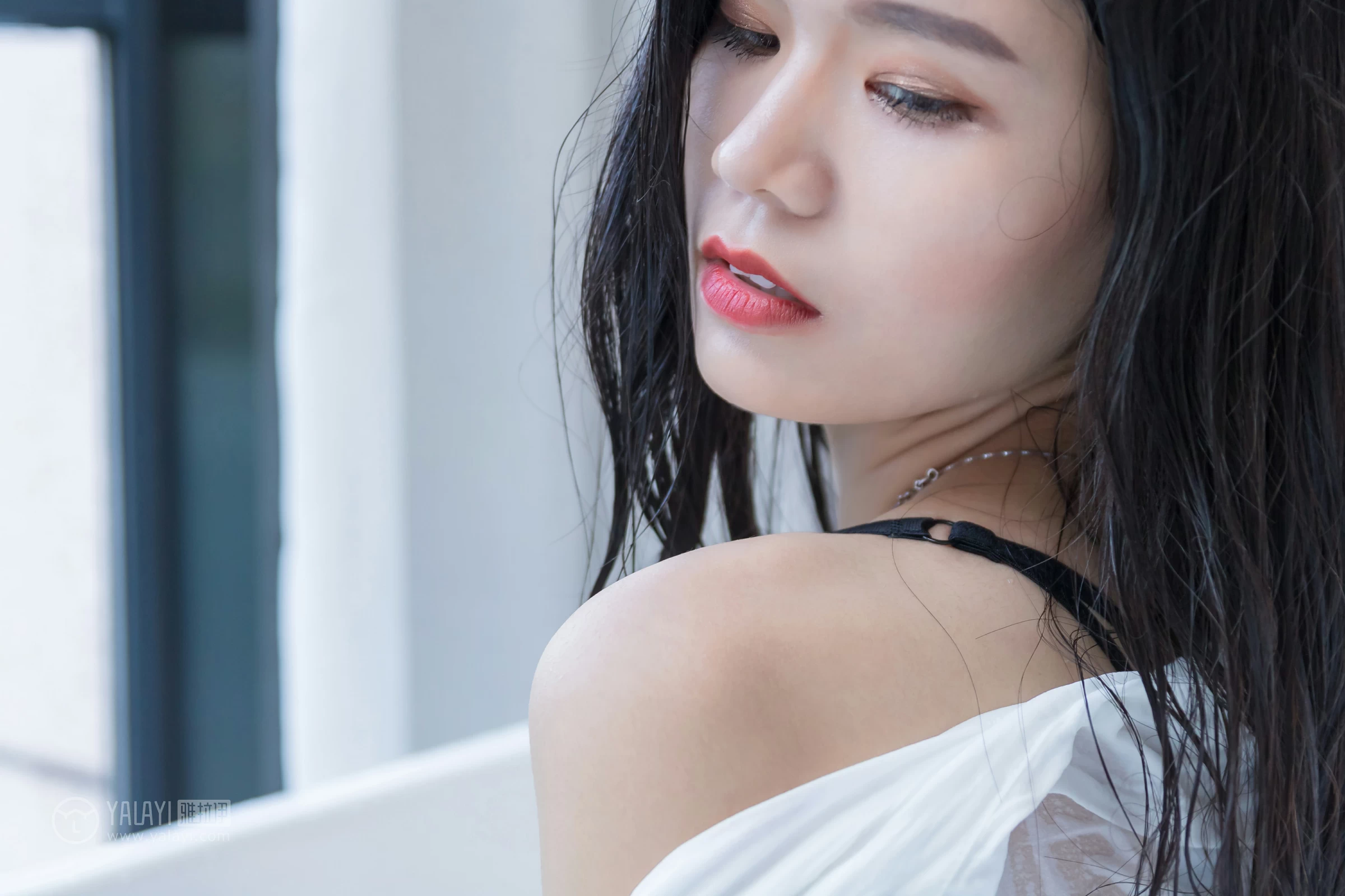 [YALAYI雅拉伊]NO.134 嬉水浴室 小灰 透视衬衫加黑色蕾丝镂空内衣性感私房写真集第8张