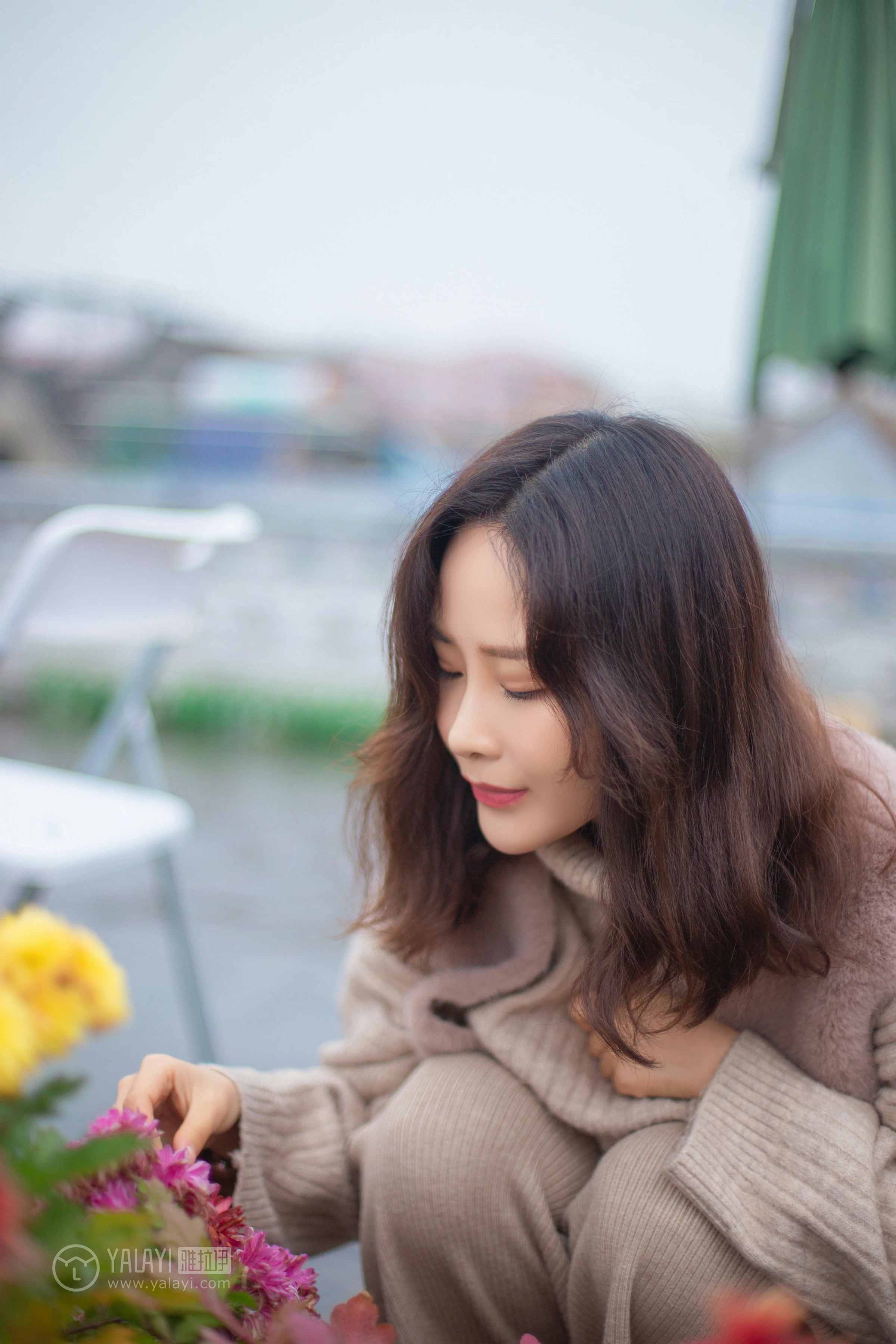 [YALAYI雅拉伊]NO.151 旅行日记 毛毛 米色毛衣加休闲长裤私房写真集第12张