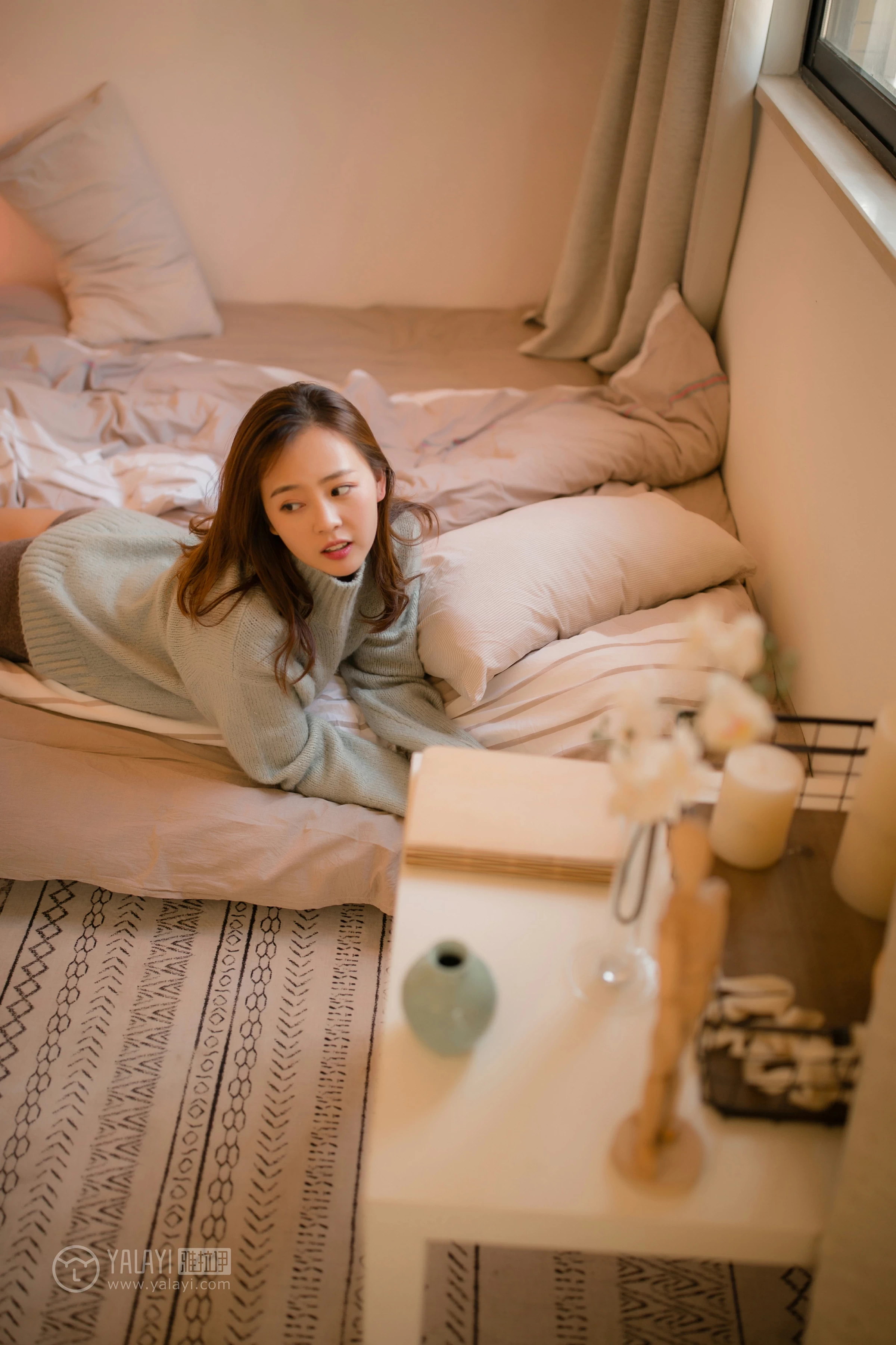 [YALAYI雅拉伊]NO.152 亲爱的同居女友 张雨青 粉色毛衣加灰色短裤性感私房写真集第3张