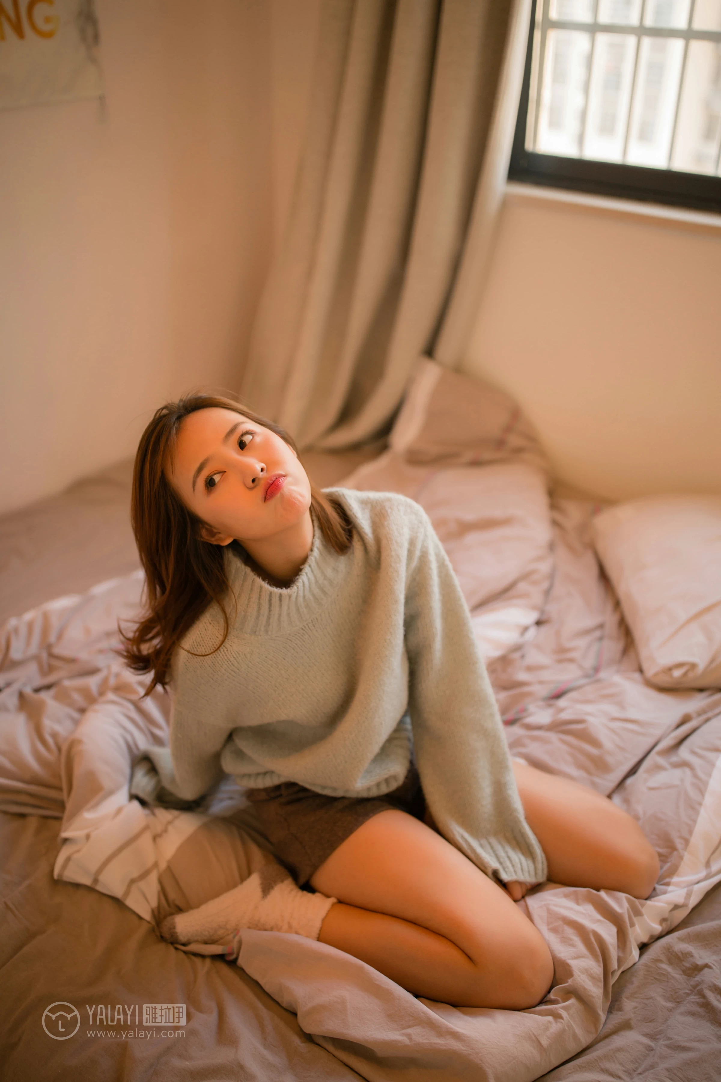 [YALAYI雅拉伊]NO.152 亲爱的同居女友 张雨青 粉色毛衣加灰色短裤性感私房写真集第4张