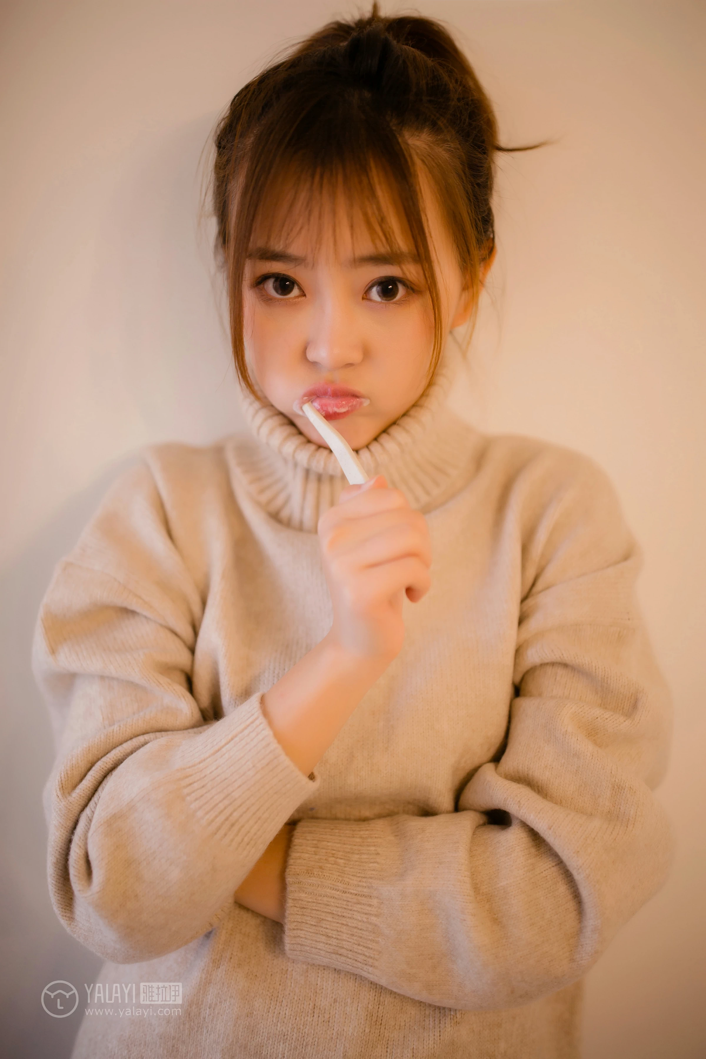 [YALAYI雅拉伊]NO.152 亲爱的同居女友 张雨青 粉色毛衣加灰色短裤性感私房写真集第12张