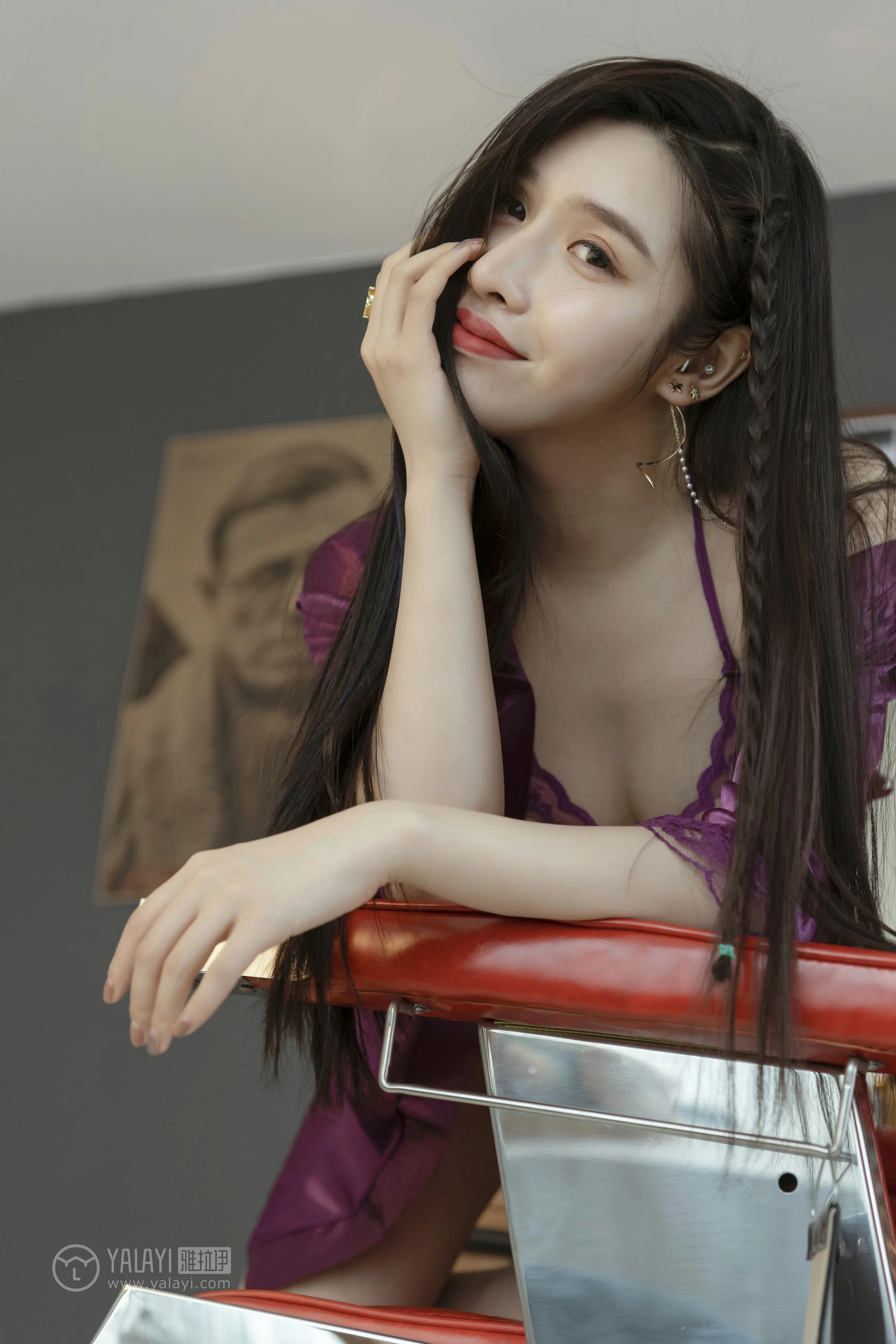 [YALAYI雅拉伊]NO.153 长腿女郎 颖莹 紫色真丝睡衣加透视蕾丝情趣内衣性感私房写真集第7张