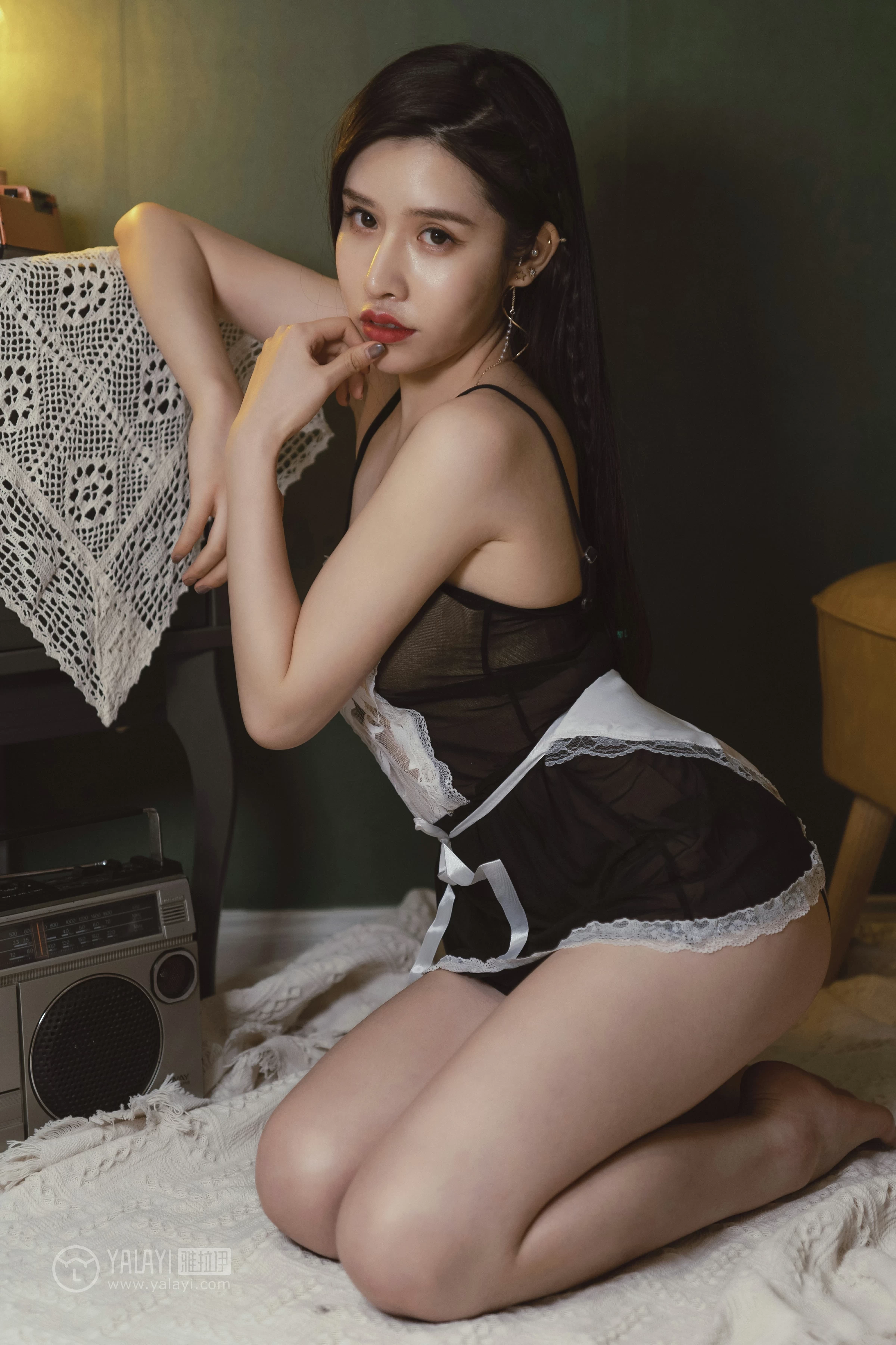 [YALAYI雅拉伊]NO.143 黑咖啡 颖莹 黑色吊带透视女仆制服裙性感私房写真集第2张