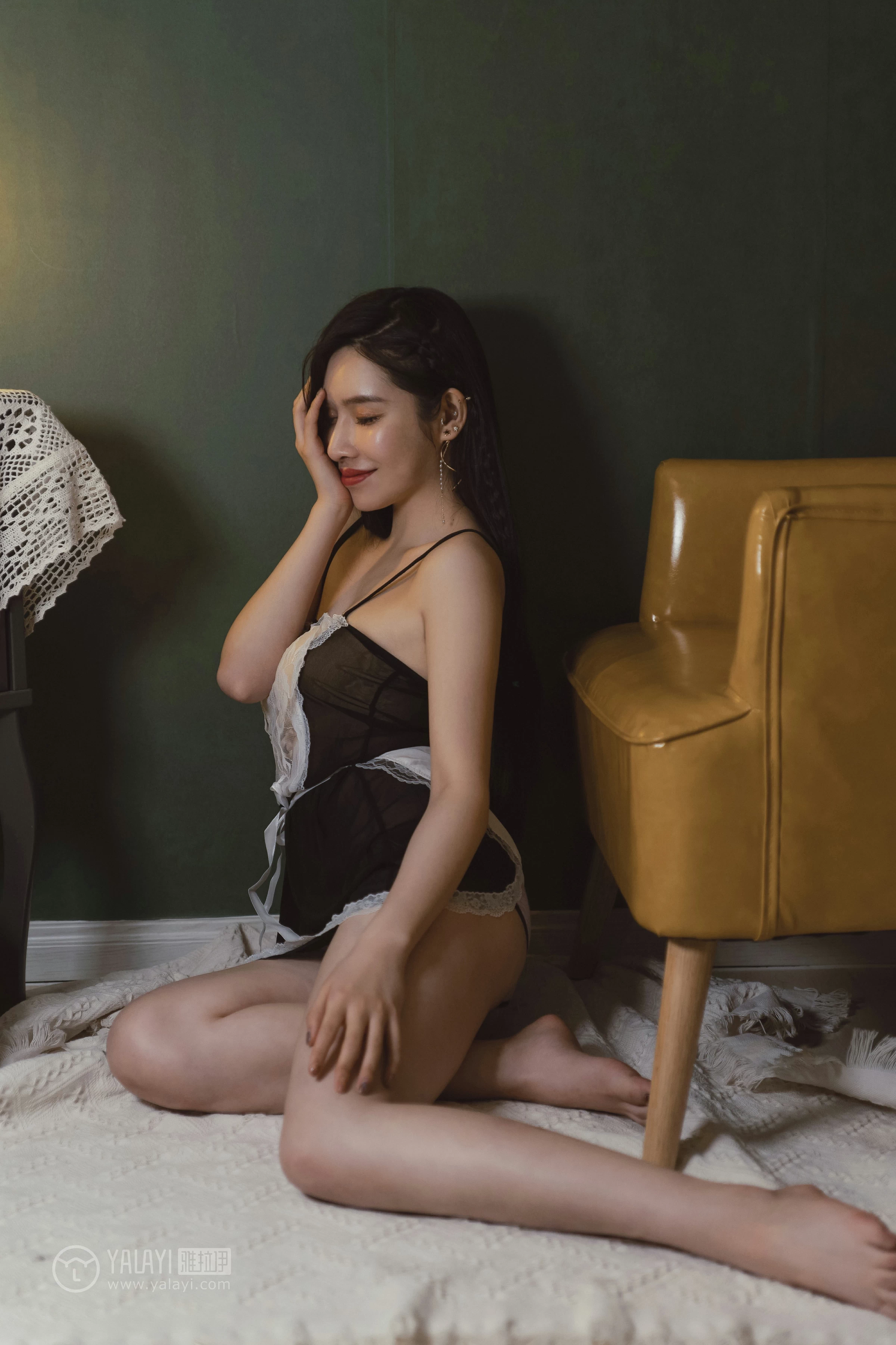 [YALAYI雅拉伊]NO.143 黑咖啡 颖莹 黑色吊带透视女仆制服裙性感私房写真集第4张