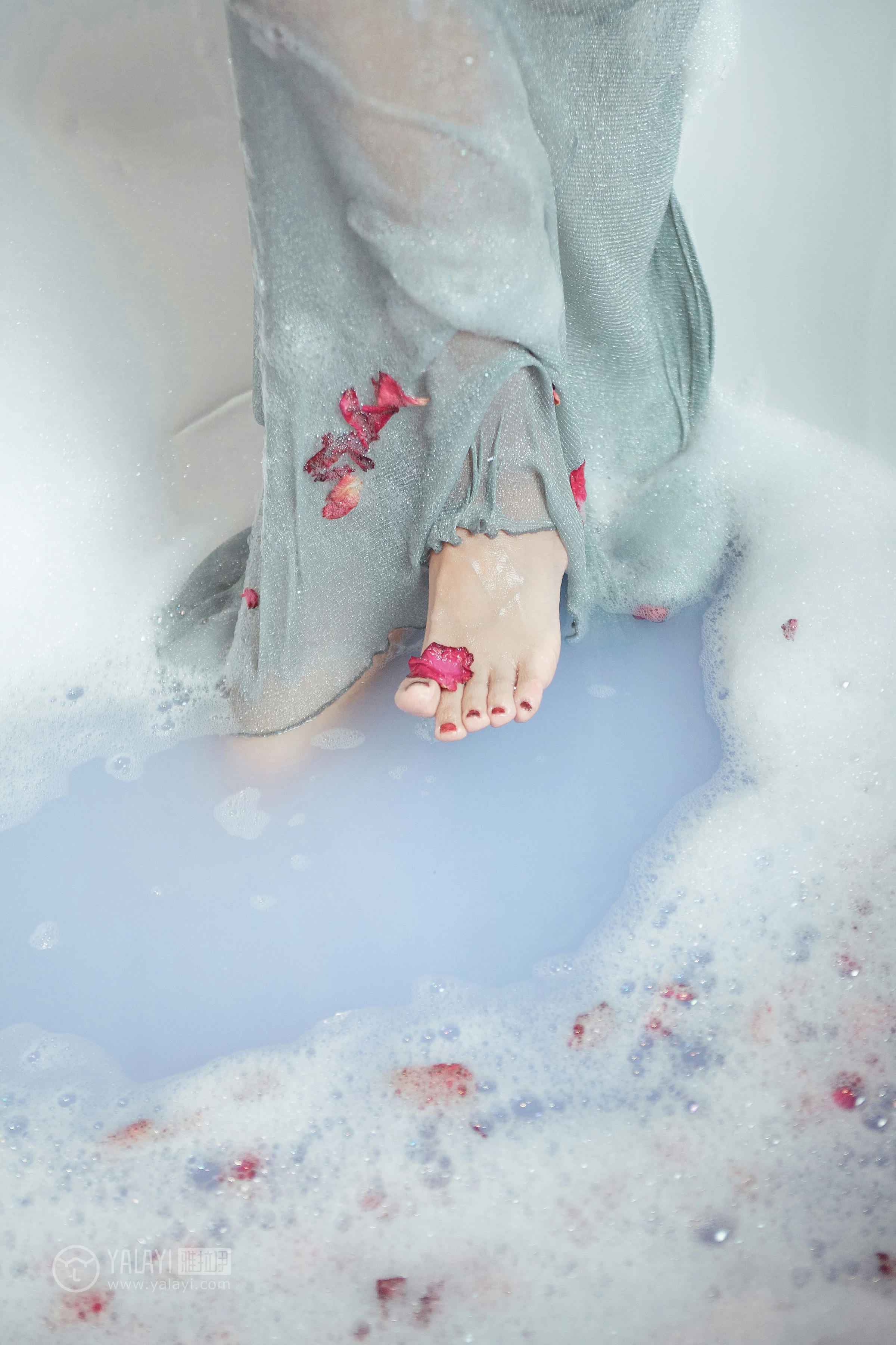 [YALAYI雅拉伊]NO.144 浴湿不挂 嫣然 吊带透视情趣连衣裙性感私房写真集第10张