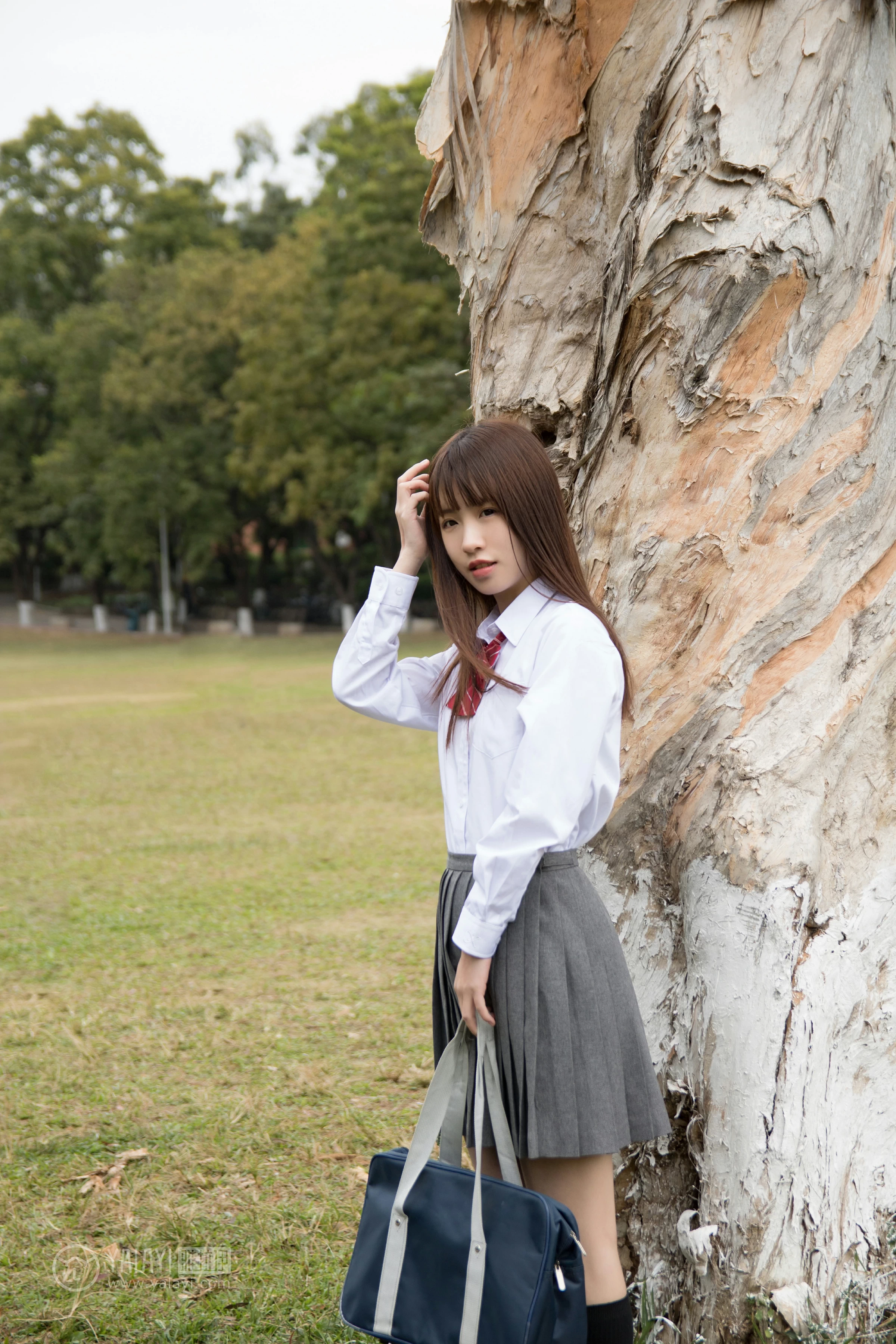 [YALAYI雅拉伊]NO.148 青春的梦 Toki 高中女生制服 白色衬衫加灰色短裙清纯可爱私房写真集第9张