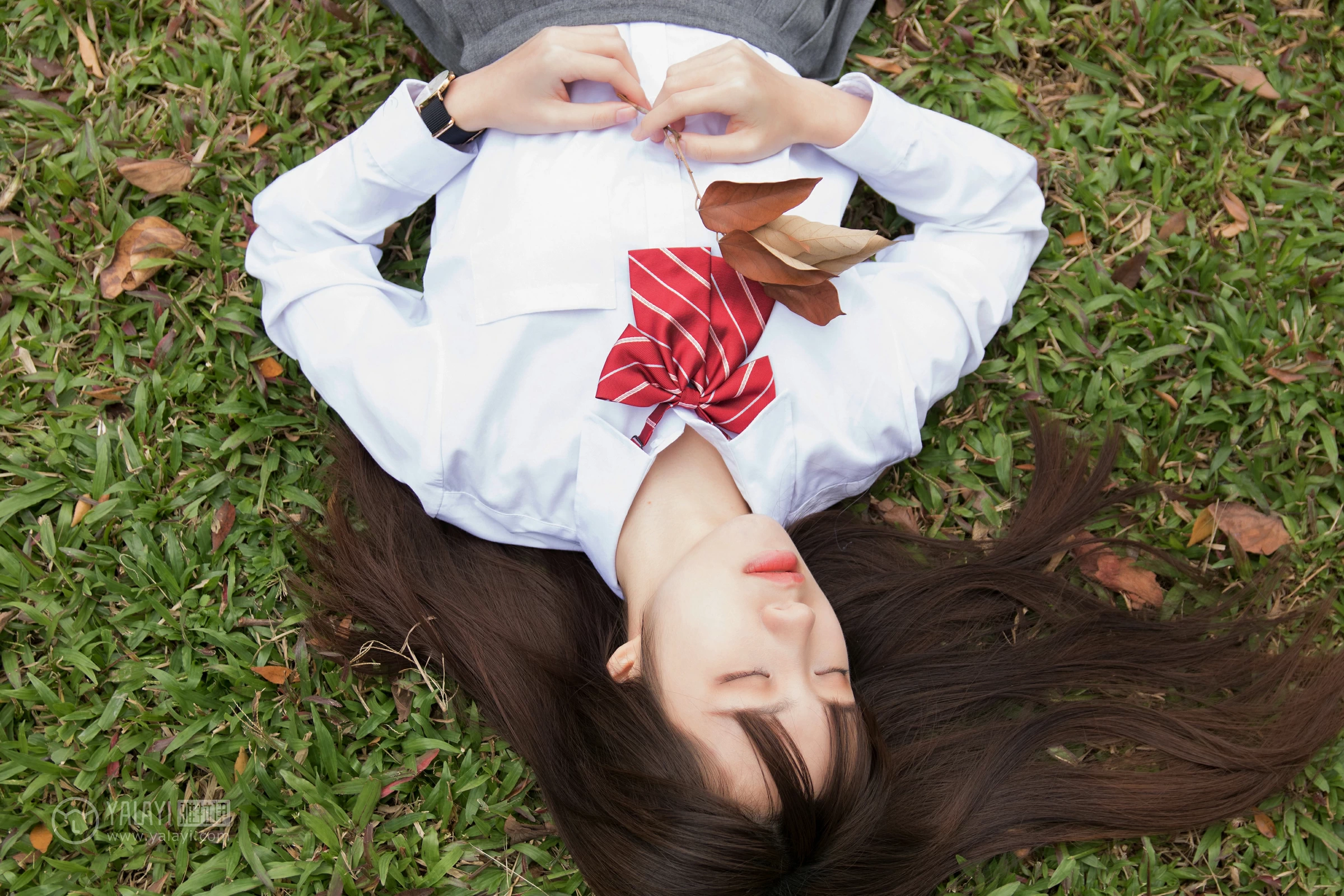 [YALAYI雅拉伊]NO.148 青春的梦 Toki 高中女生制服 白色衬衫加灰色短裙清纯可爱私房写真集第10张