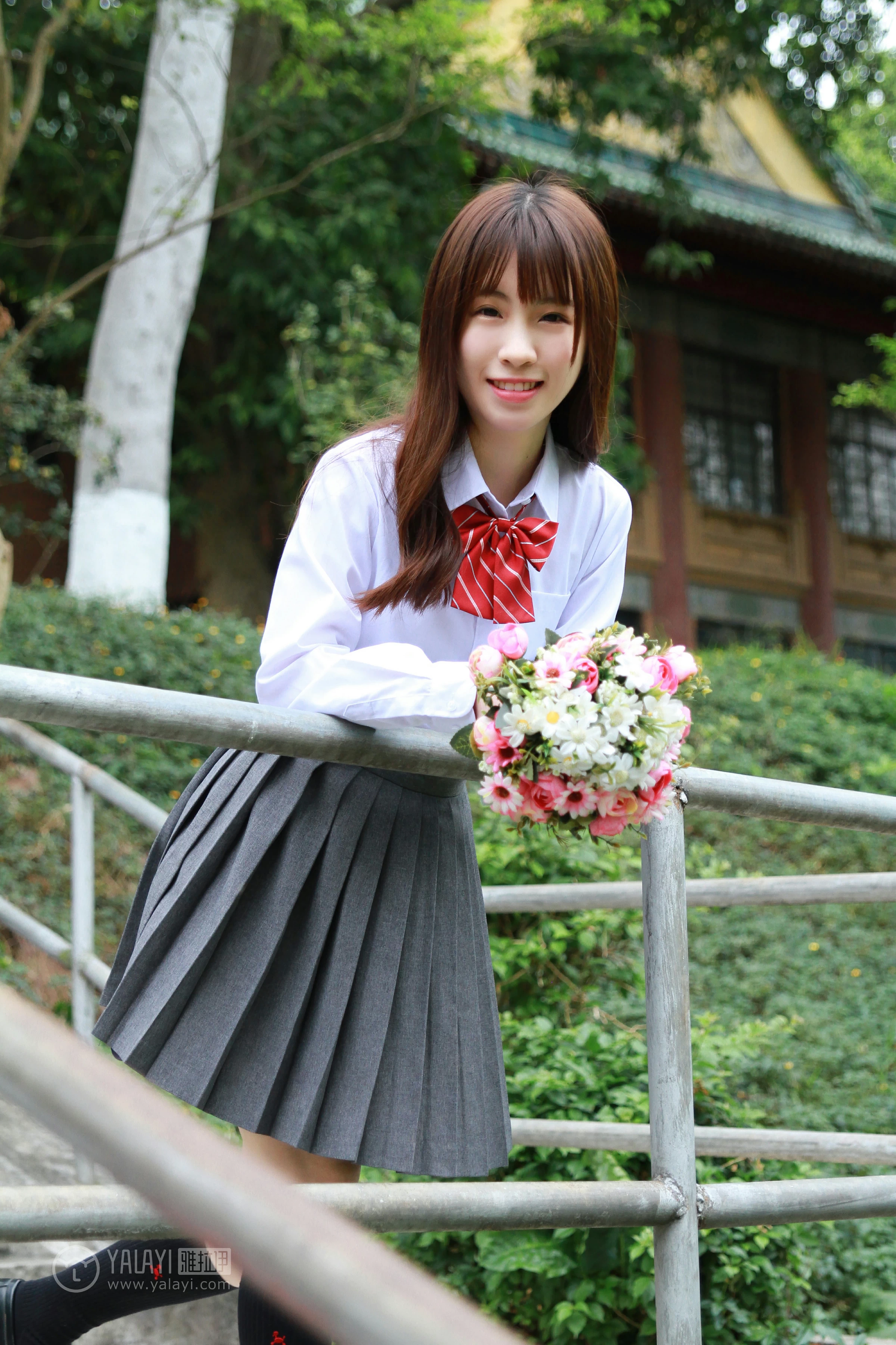 [YALAYI雅拉伊]NO.148 青春的梦 Toki 高中女生制服 白色衬衫加灰色短裙清纯可爱私房写真集第12张