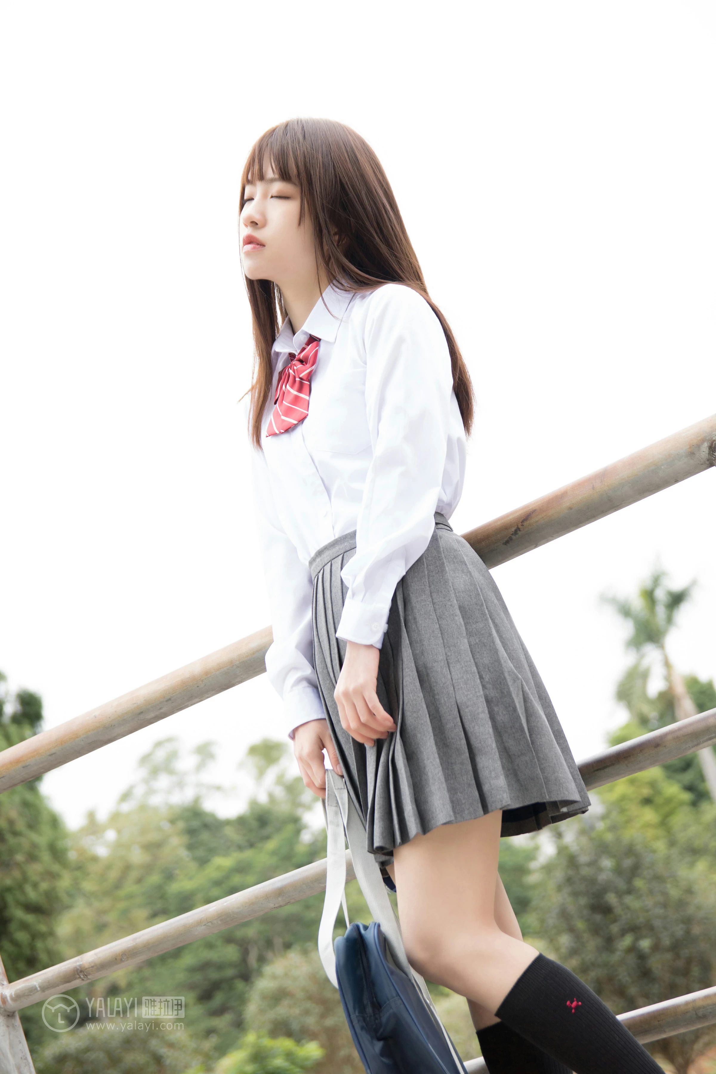 [YALAYI雅拉伊]NO.148 青春的梦 Toki 高中女生制服 白色衬衫加灰色短裙清纯可爱私房写真集第14张