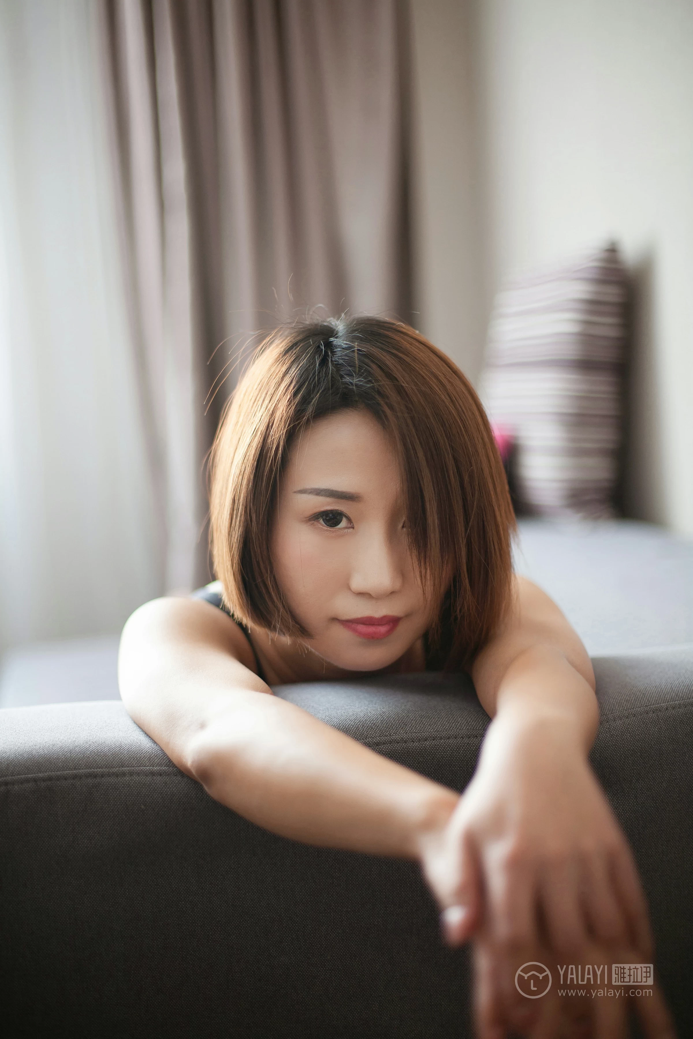 [YALAYI雅拉伊]NO.163 丝丝念念 嫣然 黑色紧身连衣裙加肉色丝袜美腿玉足性感私房写真集第9张