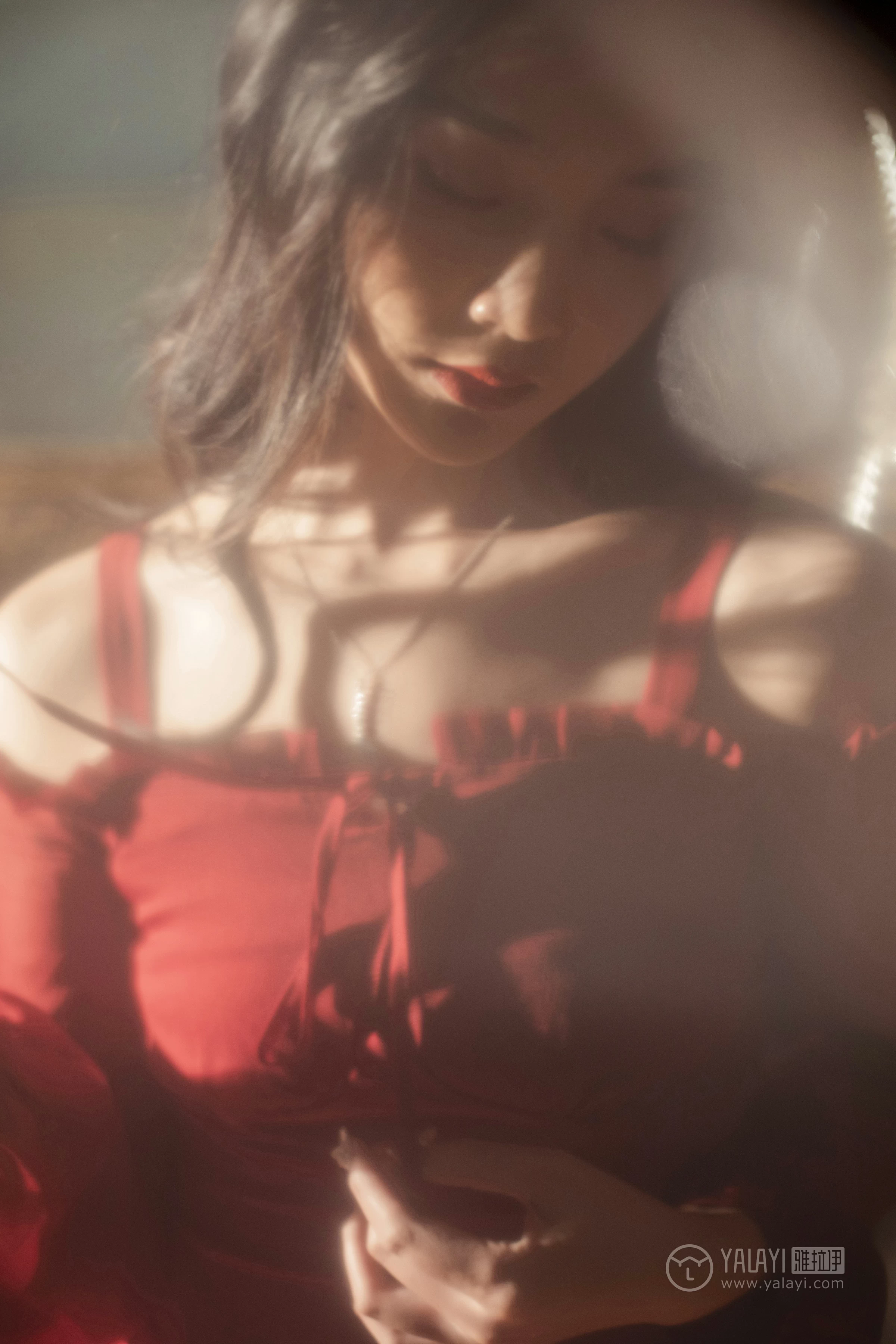 [YALAYI雅拉伊]NO.164 烈焰迷情 项兴咏 红色吊带抹胸连衣裙性感私房写真集第7张