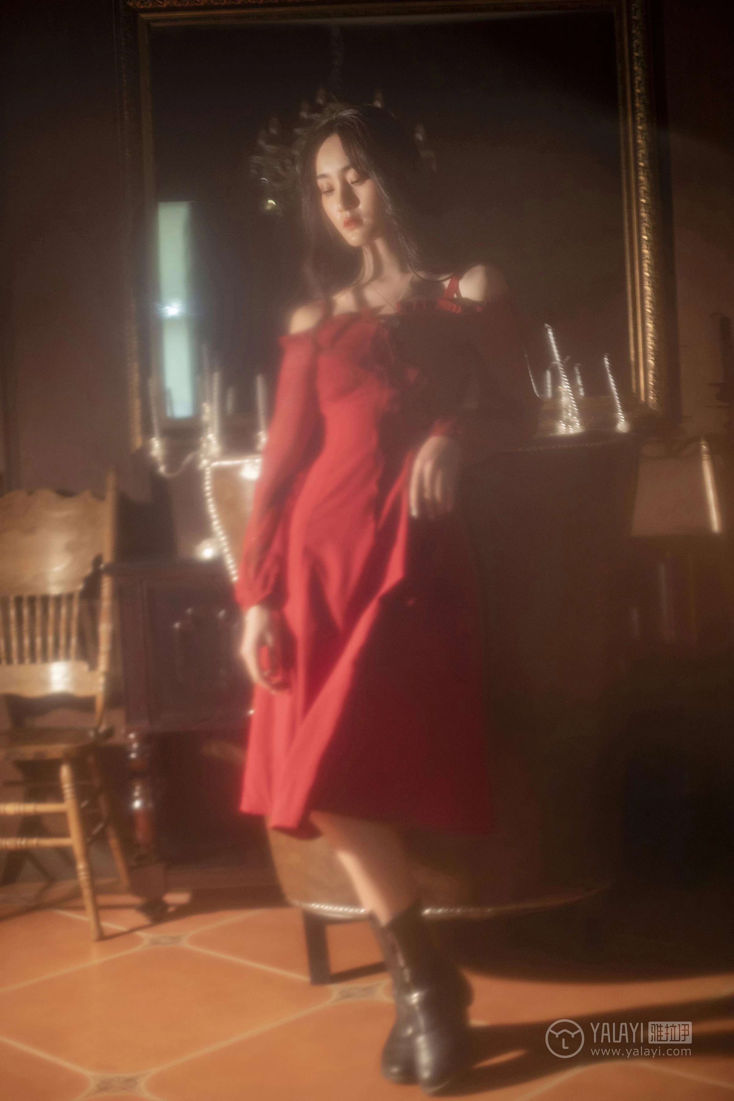 [YALAYI雅拉伊]NO.164 烈焰迷情 项兴咏 红色吊带抹胸连衣裙性感私房写真集第14张