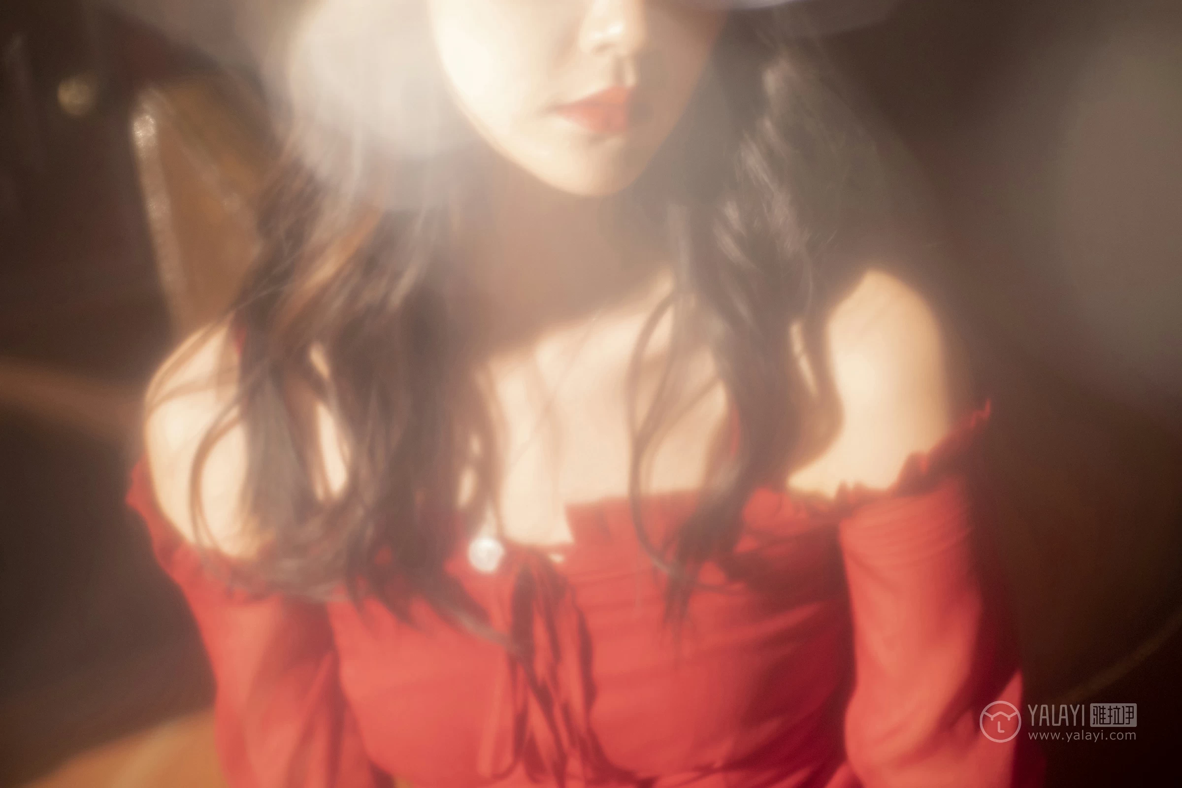 [YALAYI雅拉伊]NO.164 烈焰迷情 项兴咏 红色吊带抹胸连衣裙性感私房写真集第16张