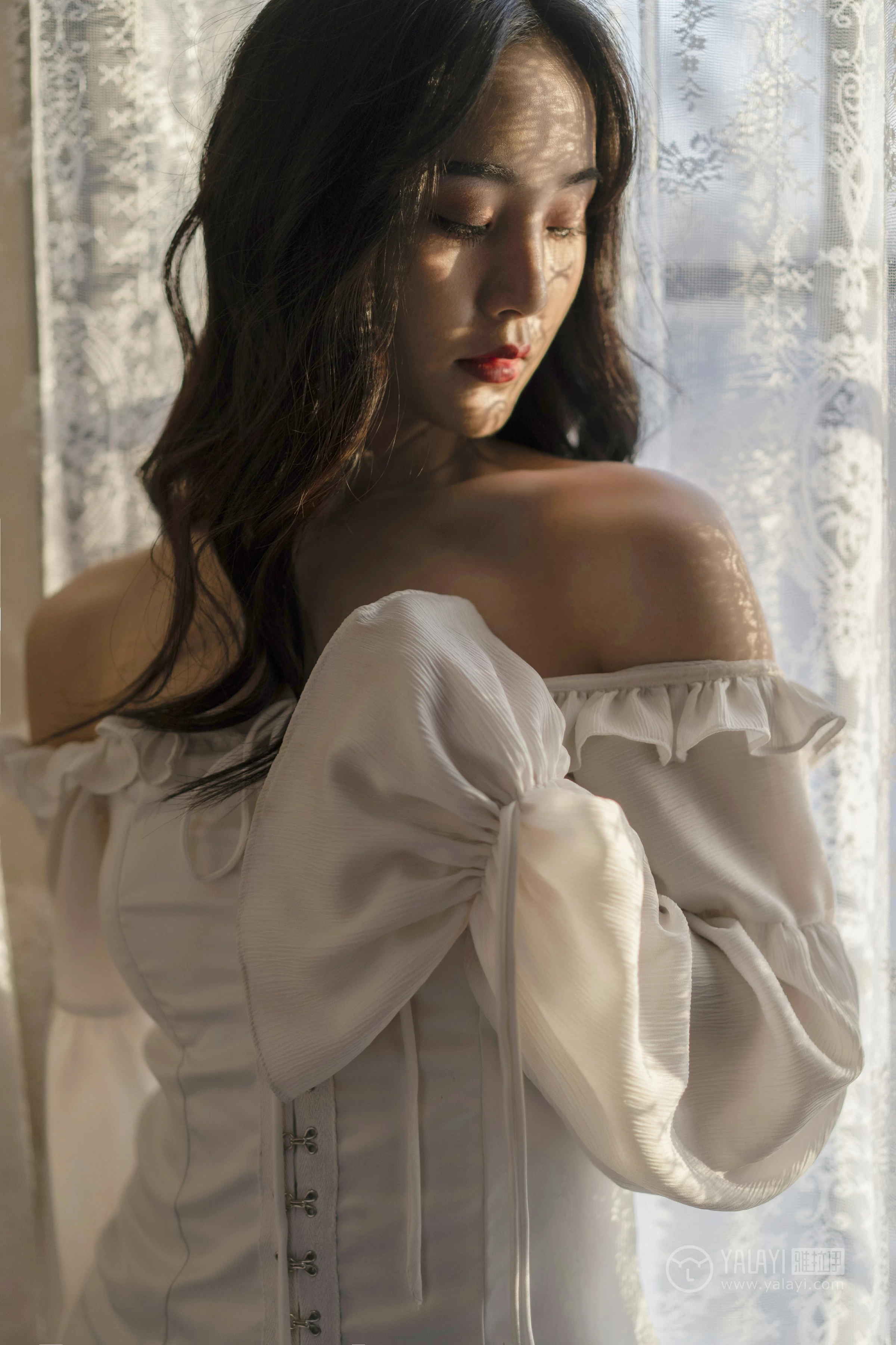 [YALAYI雅拉伊]No.168 画中伊人 项兴咏 白色塑身抹胸连衣裙性感私房写真集第3张