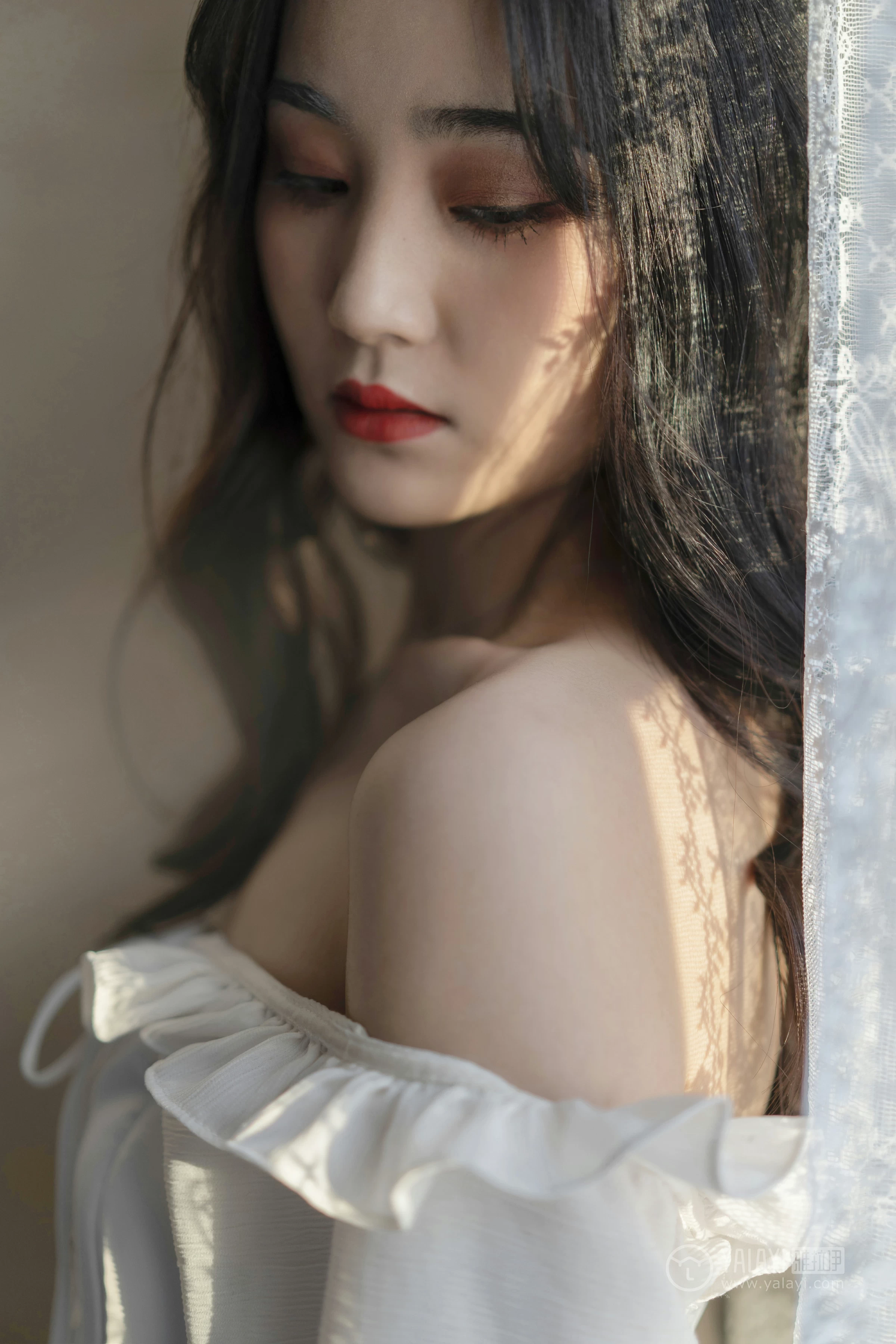 [YALAYI雅拉伊]No.168 画中伊人 项兴咏 白色塑身抹胸连衣裙性感私房写真集第4张