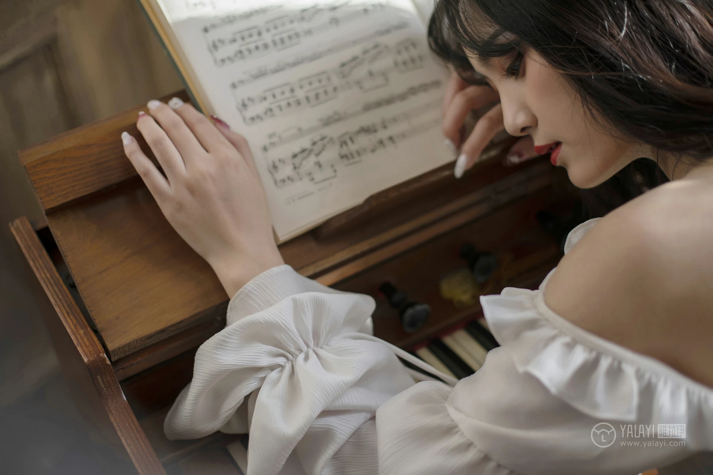 [YALAYI雅拉伊]No.168 画中伊人 项兴咏 白色塑身抹胸连衣裙性感私房写真集第10张