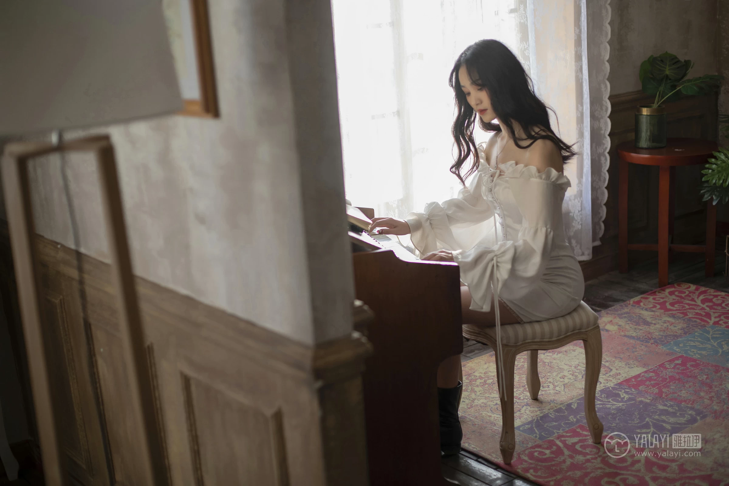 [YALAYI雅拉伊]No.168 画中伊人 项兴咏 白色塑身抹胸连衣裙性感私房写真集第12张