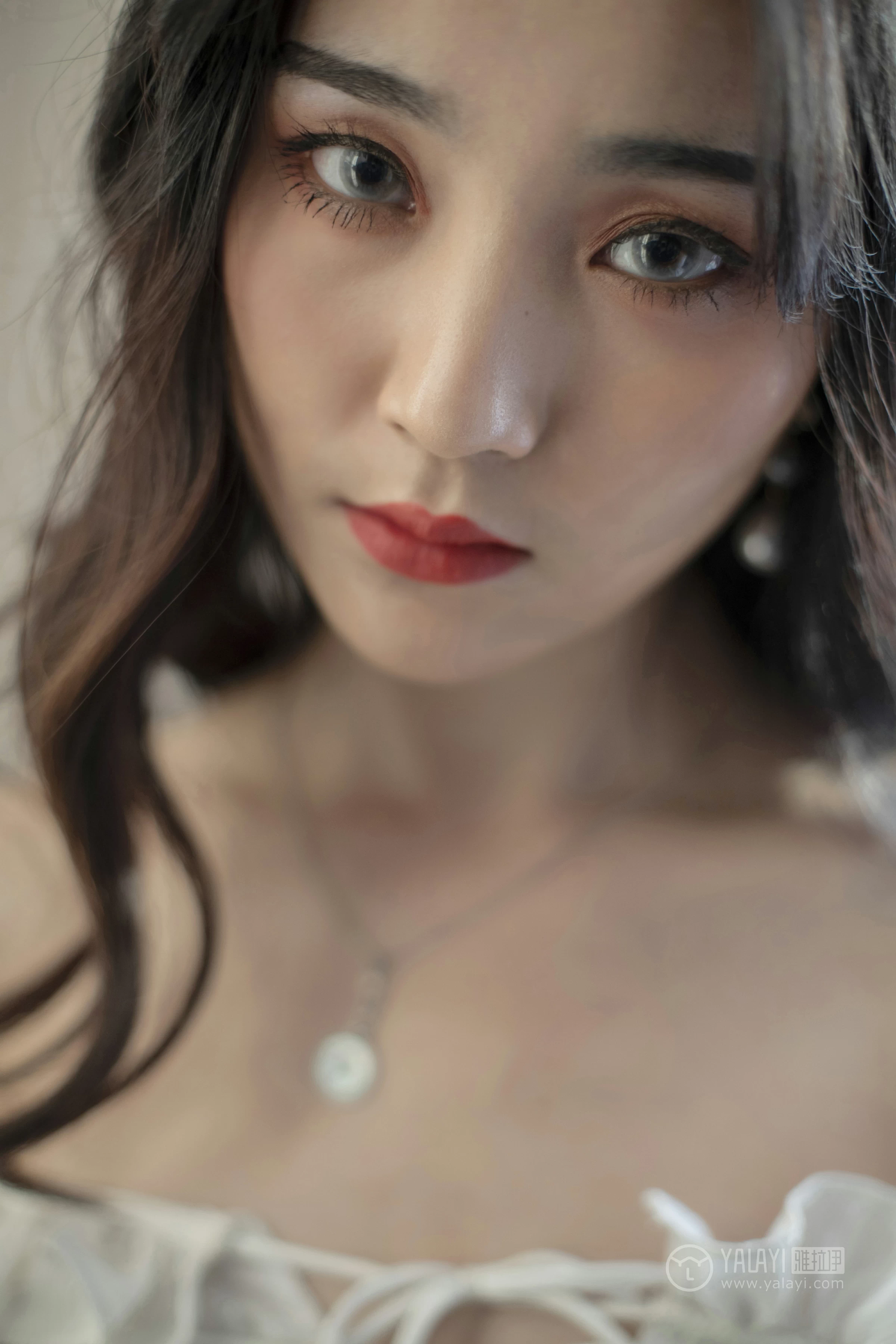 [YALAYI雅拉伊]No.168 画中伊人 项兴咏 白色塑身抹胸连衣裙性感私房写真集第14张