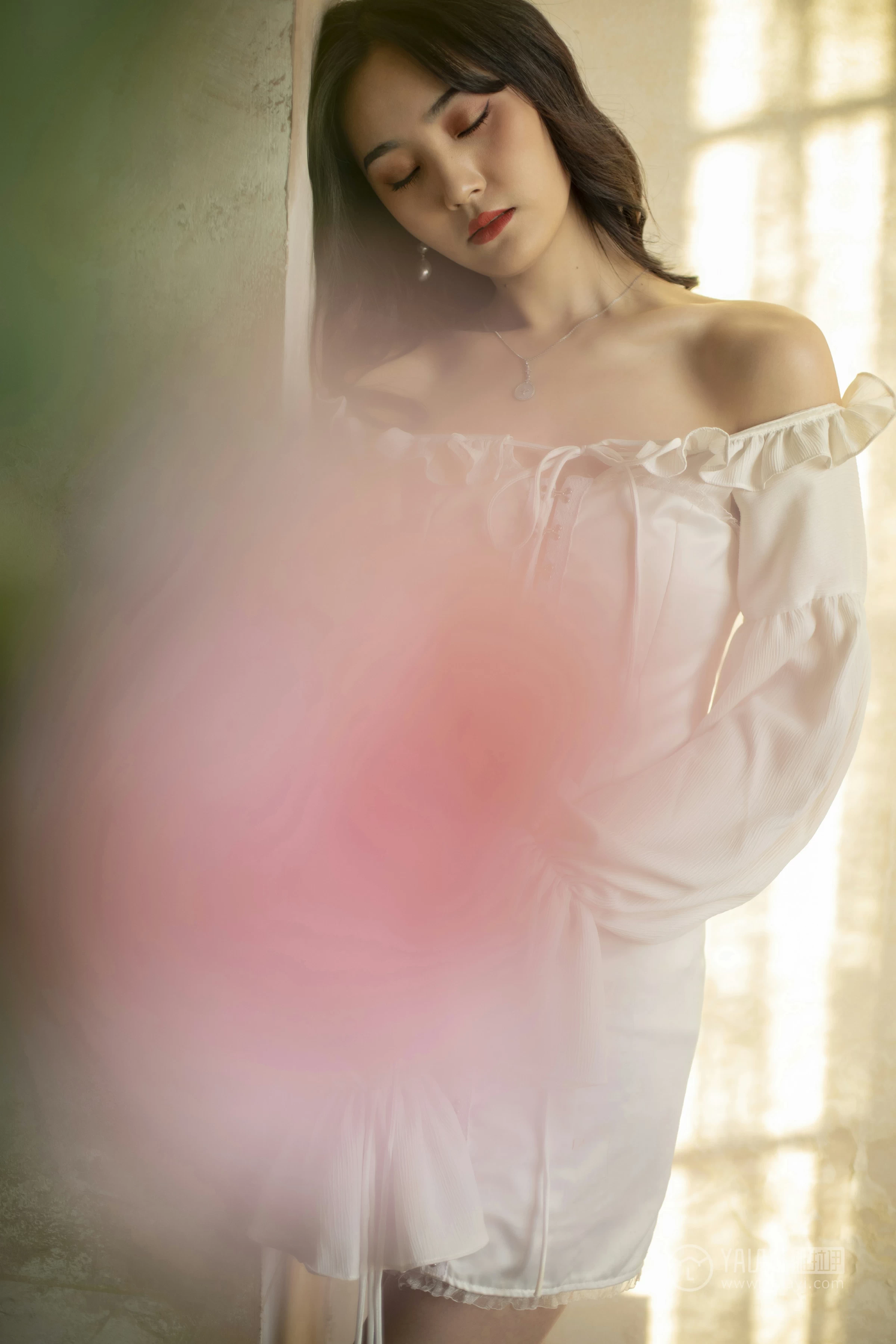 [YALAYI雅拉伊]No.168 画中伊人 项兴咏 白色塑身抹胸连衣裙性感私房写真集第15张