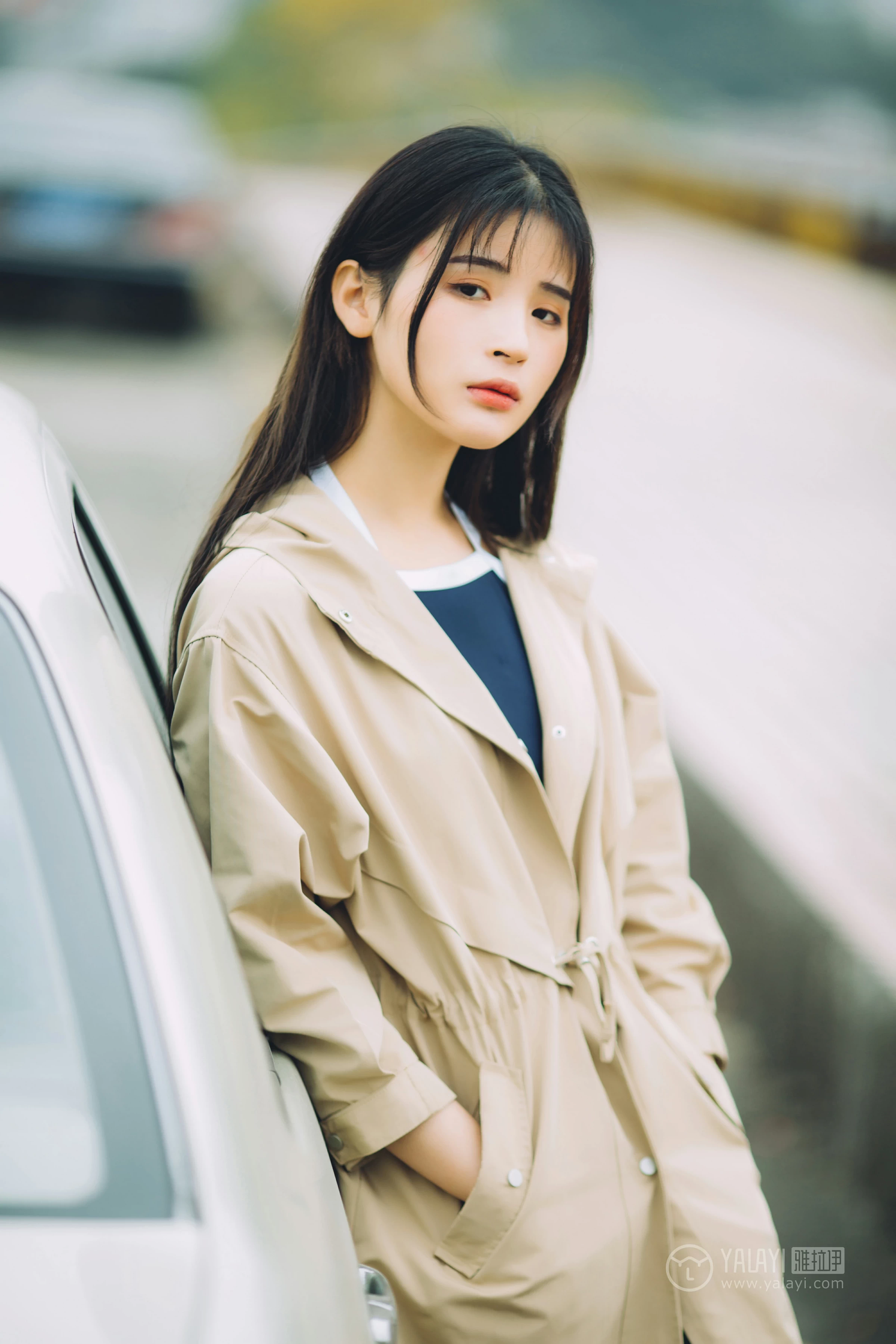 [YALAYI雅拉伊] No.179 焦糖色少女 阿惜 米色风衣与蓝色内衣加短裙性感私房写真集第4张